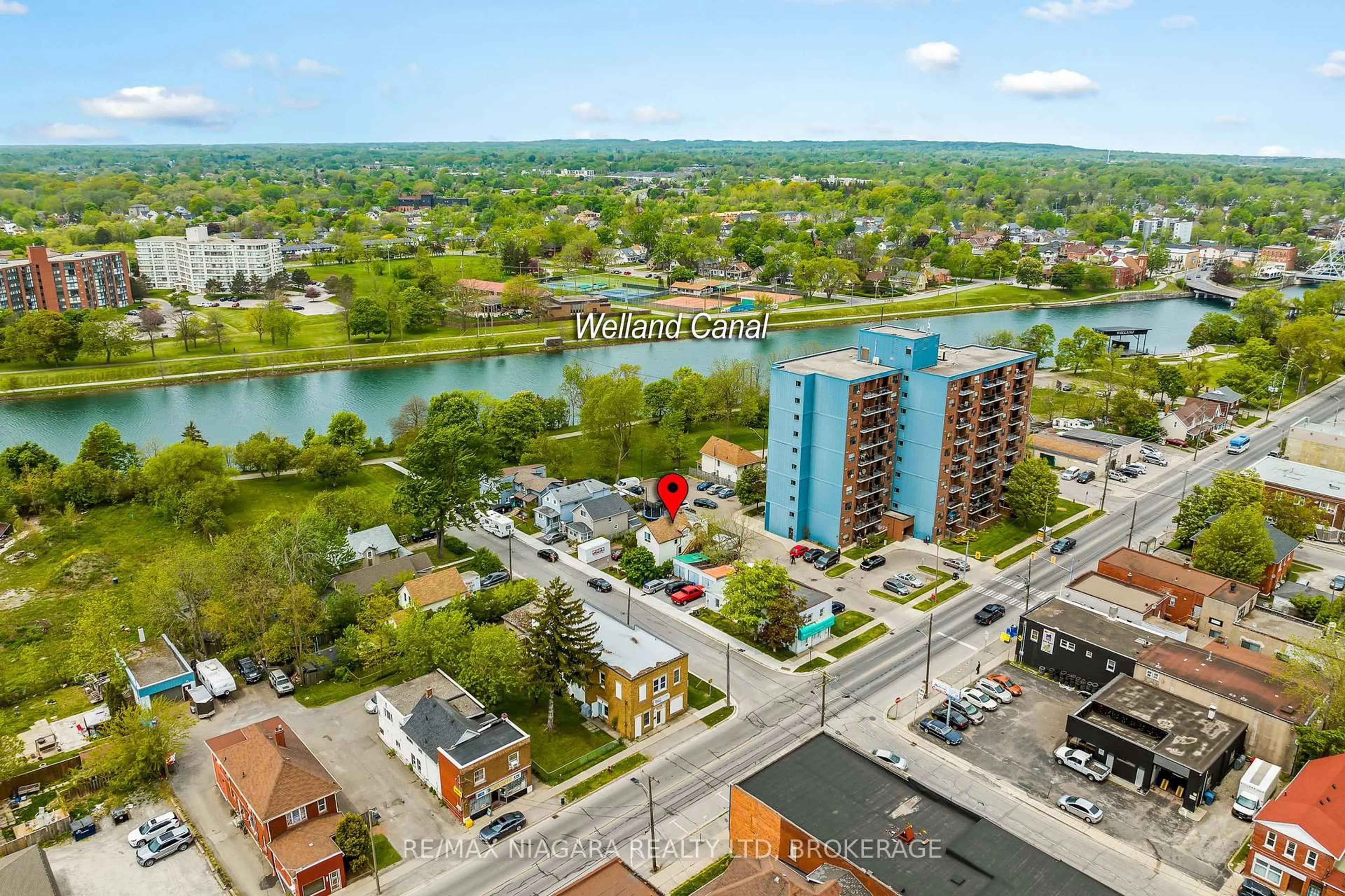 A pic from outside/outdoor area/front of a property/back of a property/a pic from drone, water/lake/river/ocean view for 32 State St, Welland Ontario L3B 4K3