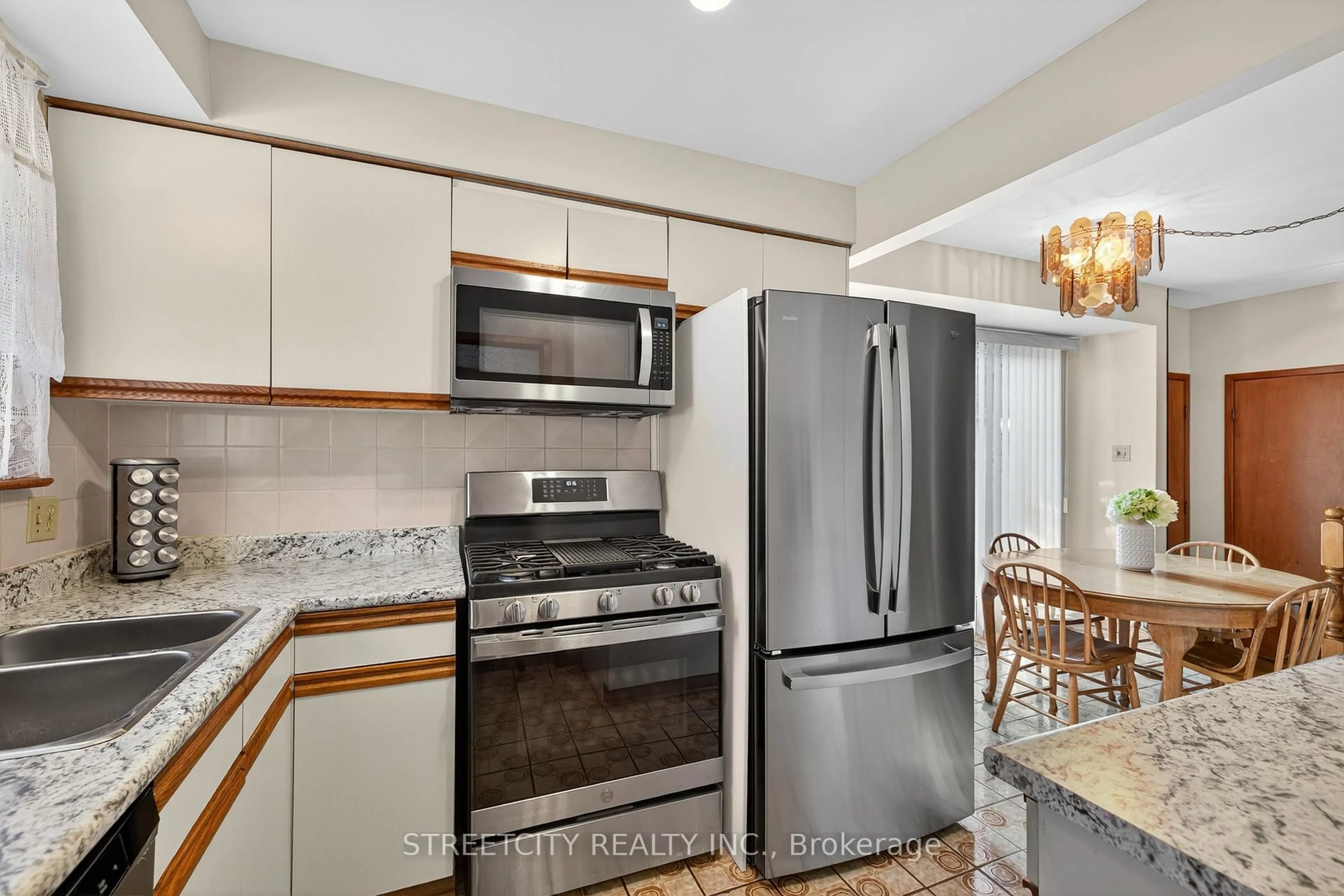 Standard kitchen, ceramic/tile floor for 34 BRIDLINGTON Rd, London South Ontario N6E 1X4