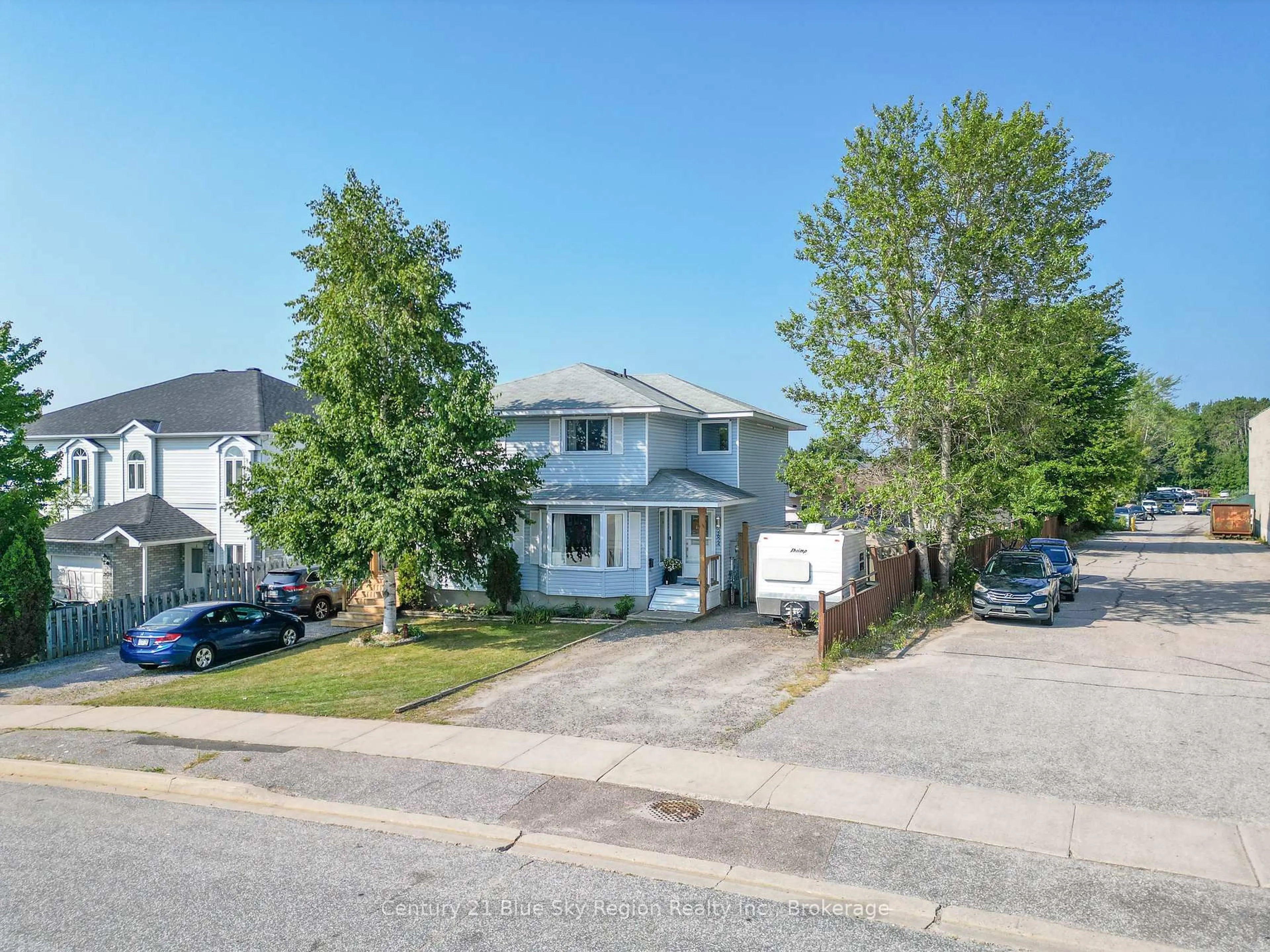 A pic from outside/outdoor area/front of a property/back of a property/a pic from drone, street for 2624 Connaught Ave, North Bay Ontario P1B 9R5