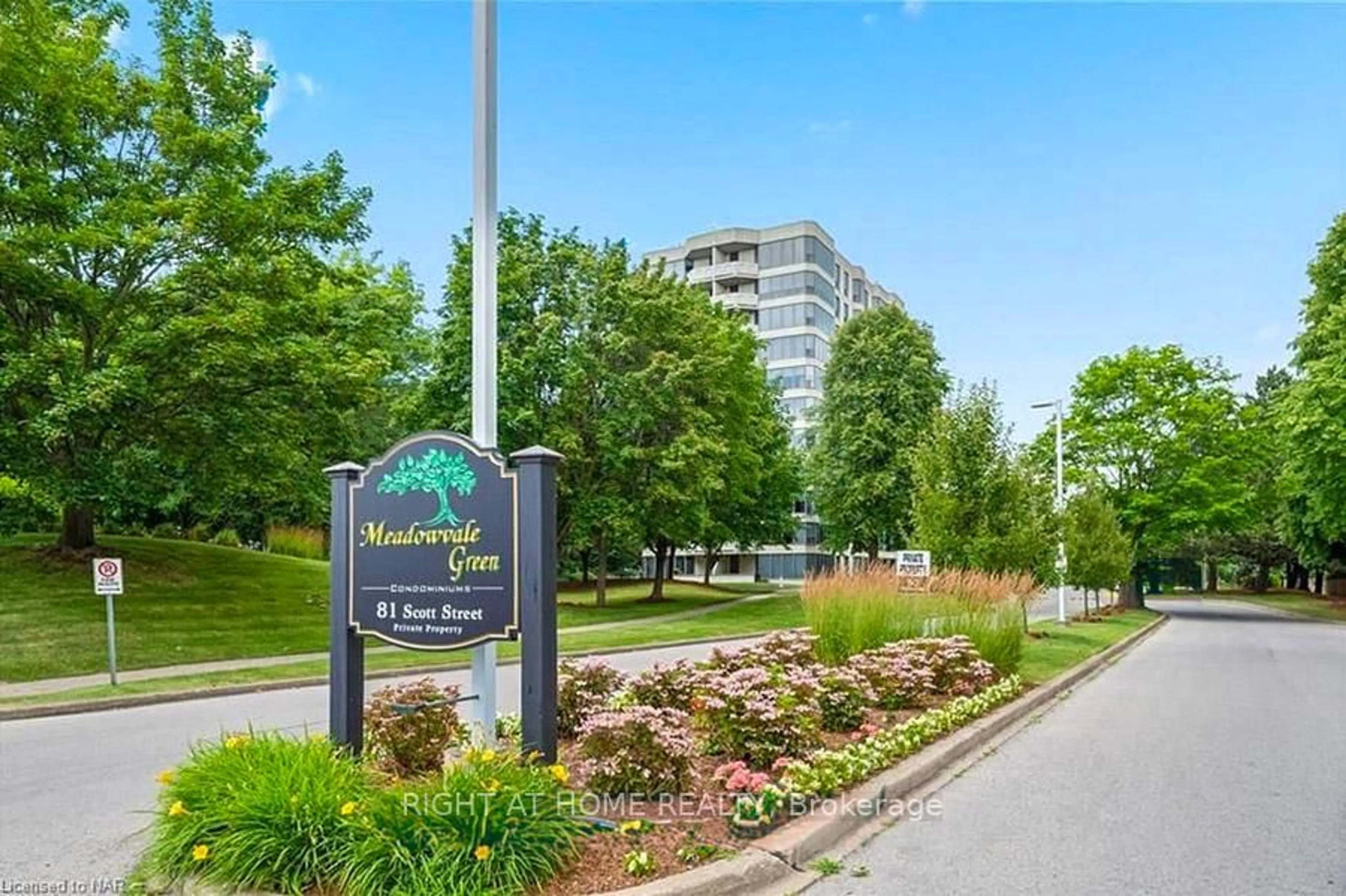 Indoor foyer for 81 Scott St #806, St. Catharines Ontario L2N 7L5