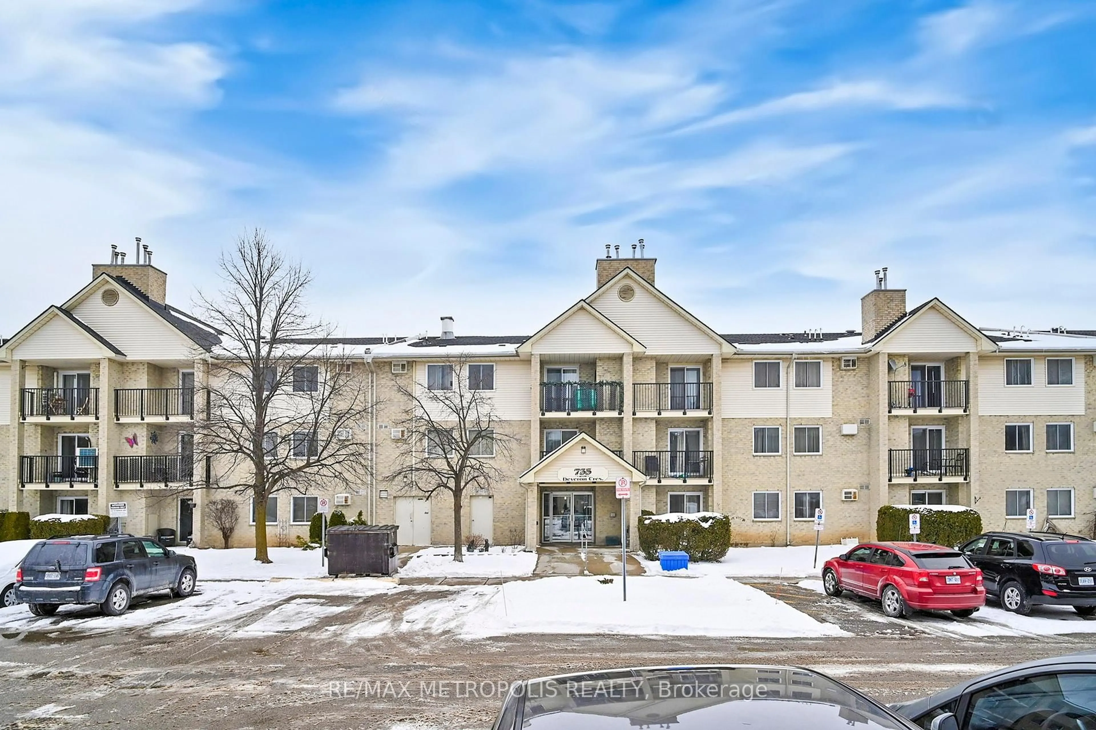 A pic from outside/outdoor area/front of a property/back of a property/a pic from drone, mountain view for 735 Deveron Cres #319, London South Ontario N5Z 4X8