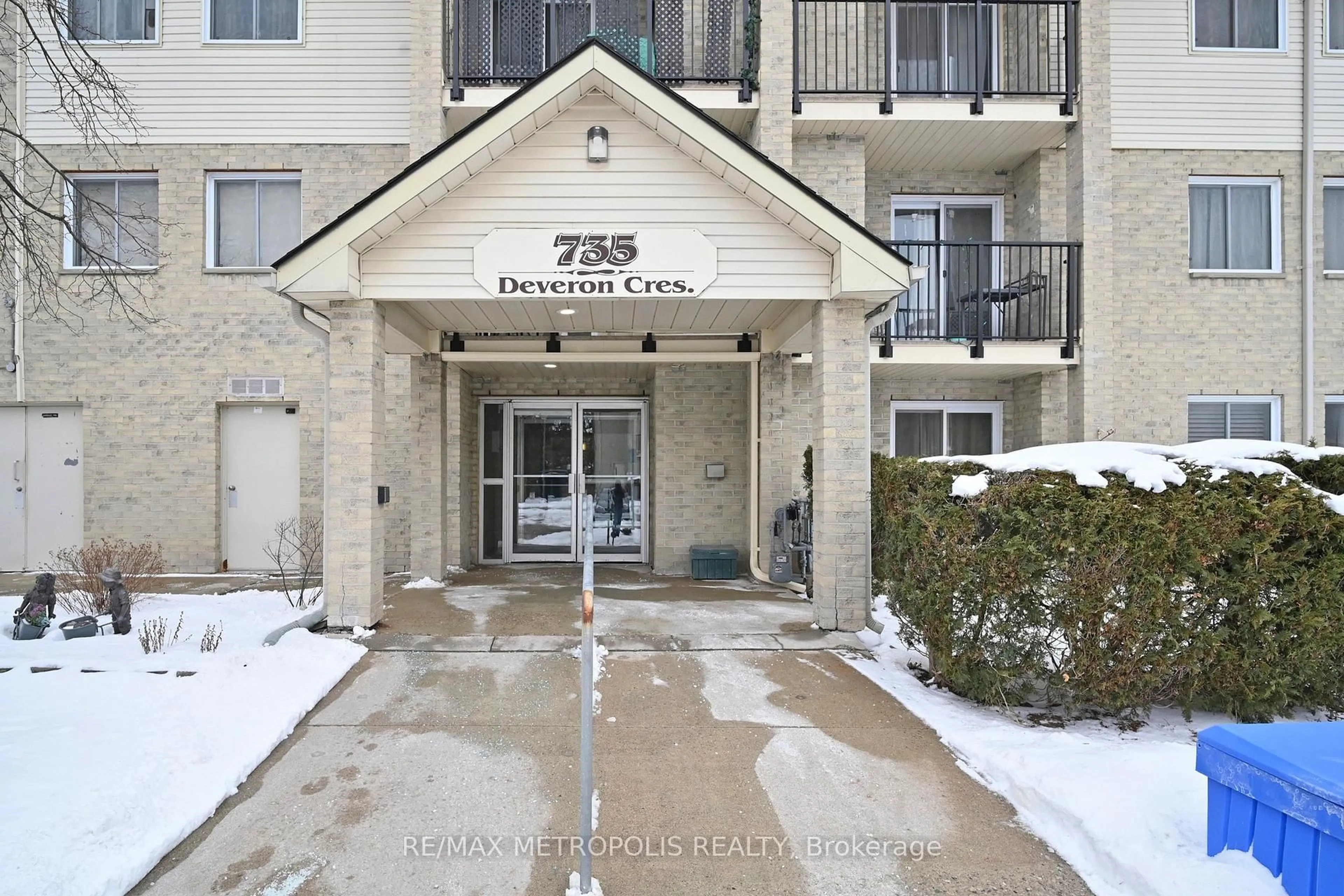 Indoor foyer for 735 Deveron Cres #319, London South Ontario N5Z 4X8
