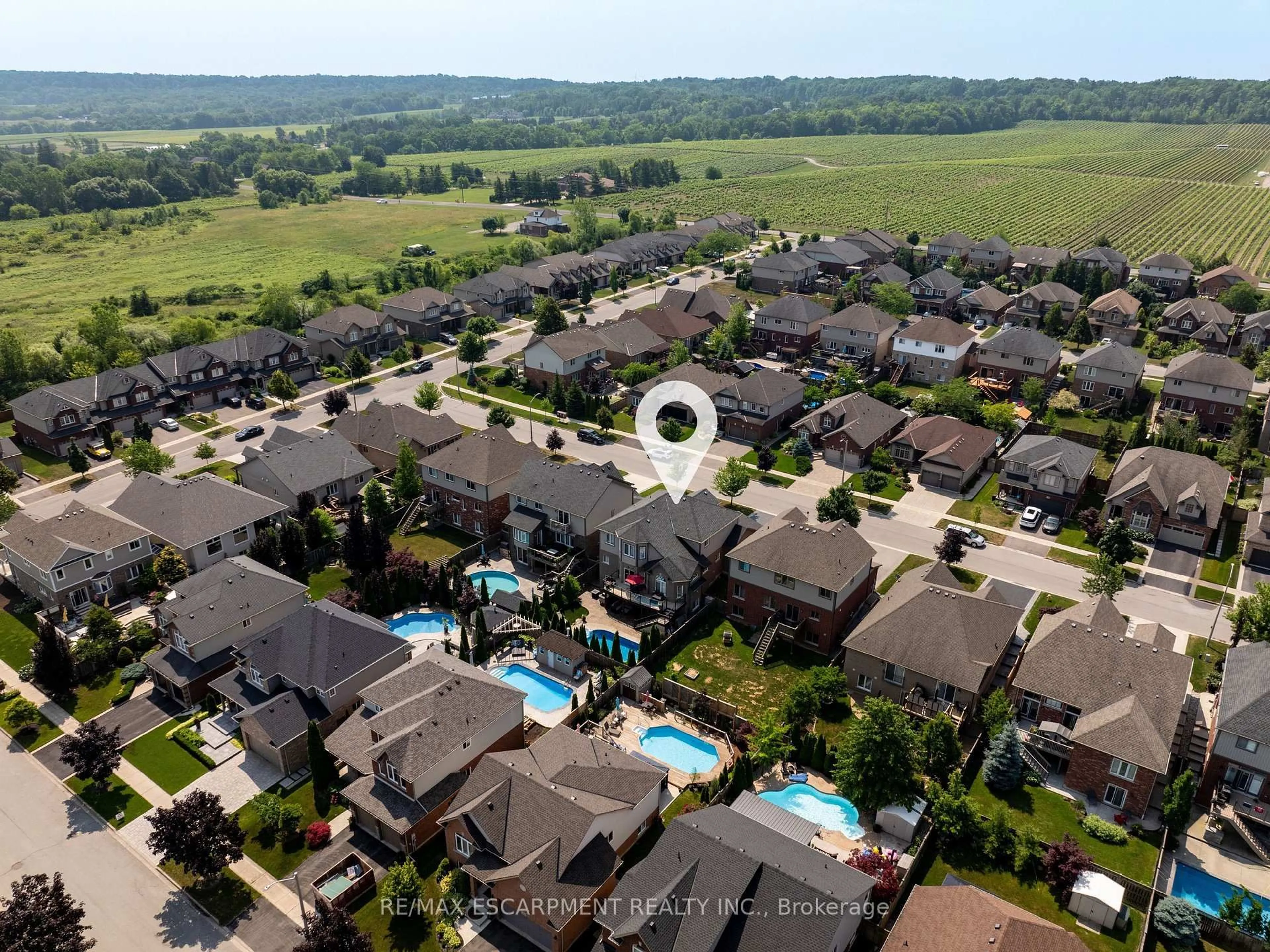 A pic from outside/outdoor area/front of a property/back of a property/a pic from drone, unknown for 4957 Gilmore St, Lincoln Ontario L3J 0G9