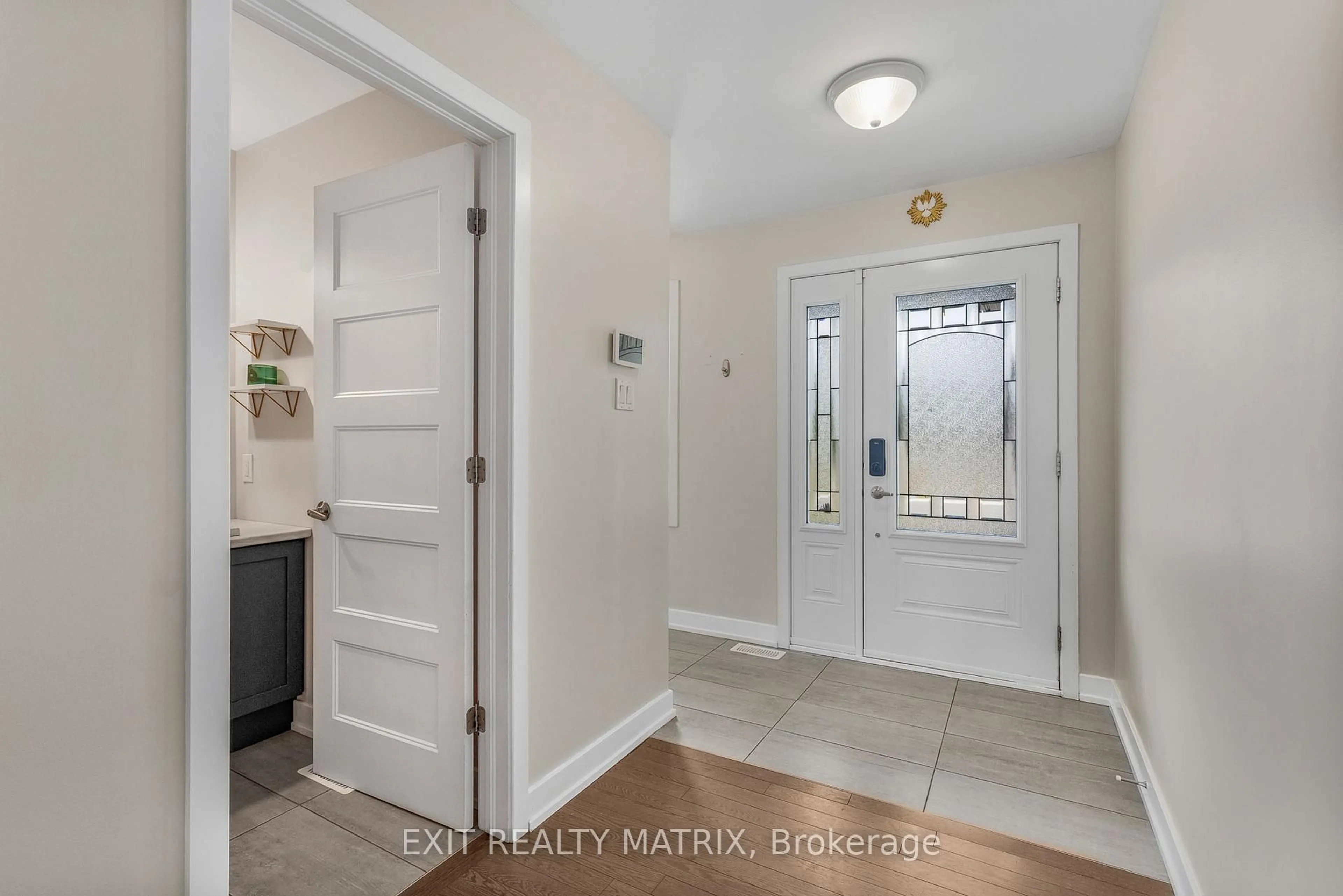 Indoor entryway for 281 Moisson St, Russell Ontario K0A 1W0