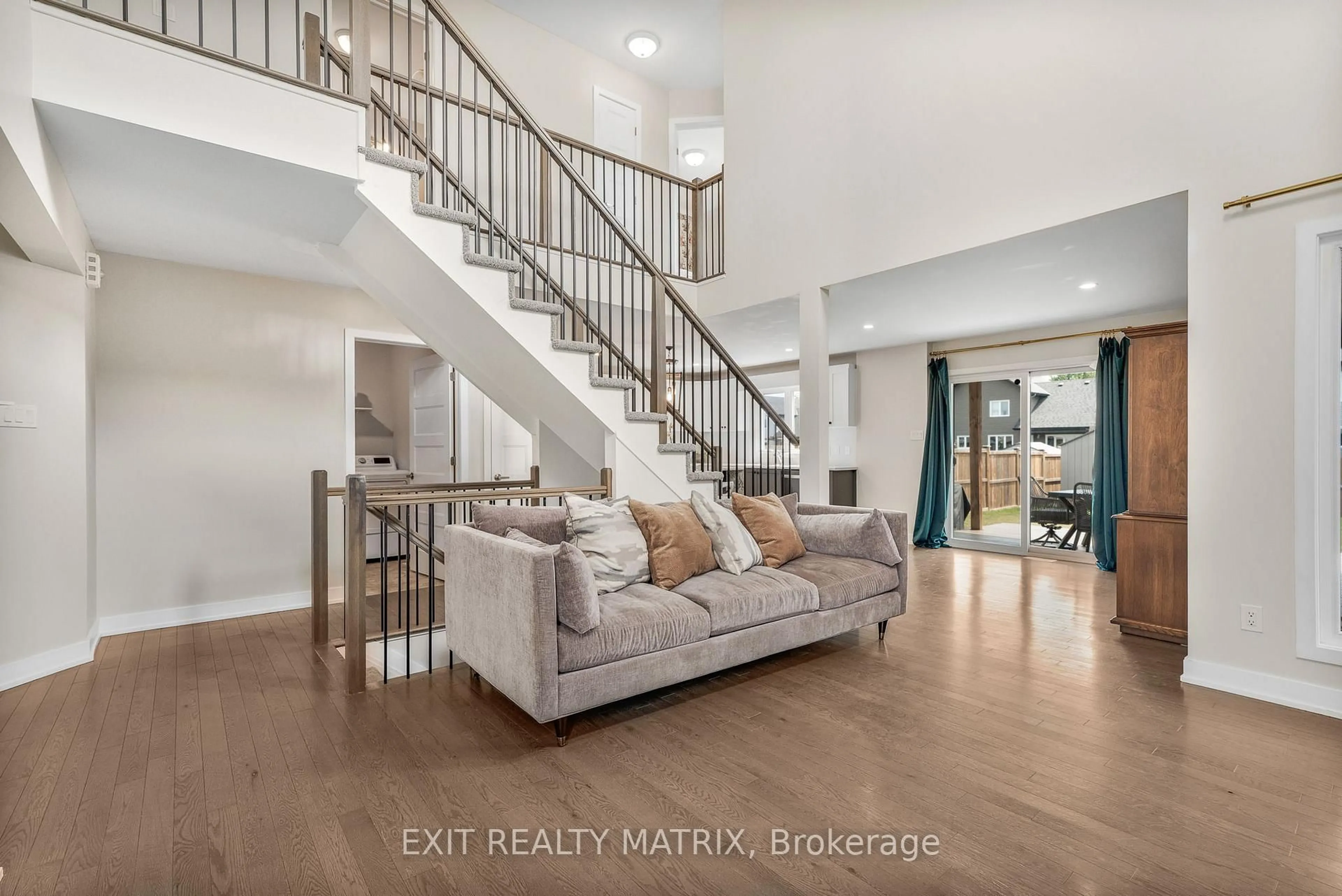 Indoor entryway for 281 Moisson St, Russell Ontario K0A 1W0