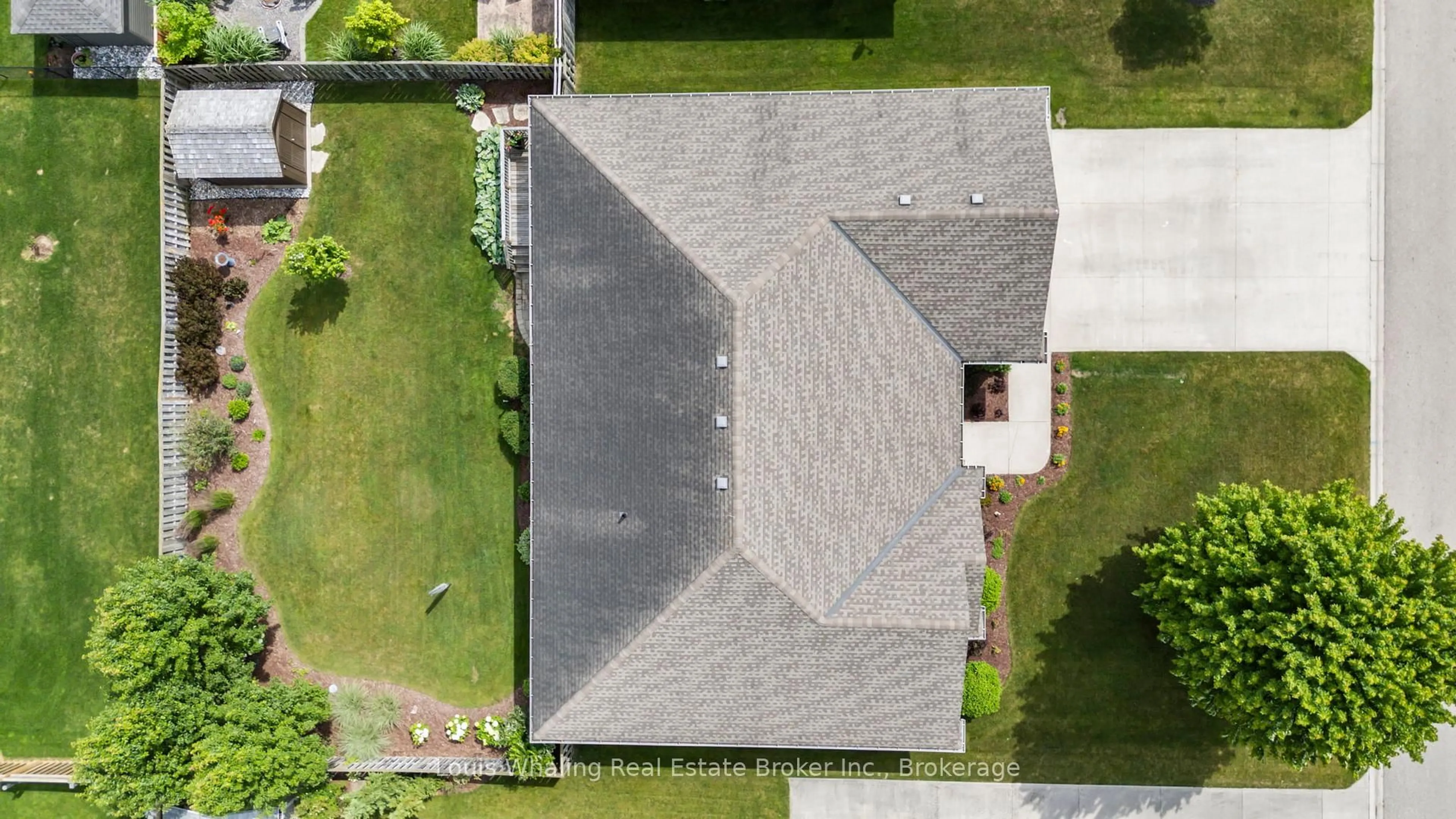 A pic from outside/outdoor area/front of a property/back of a property/a pic from drone, street for 408 4TH St, Hanover Ontario N4N 3V1
