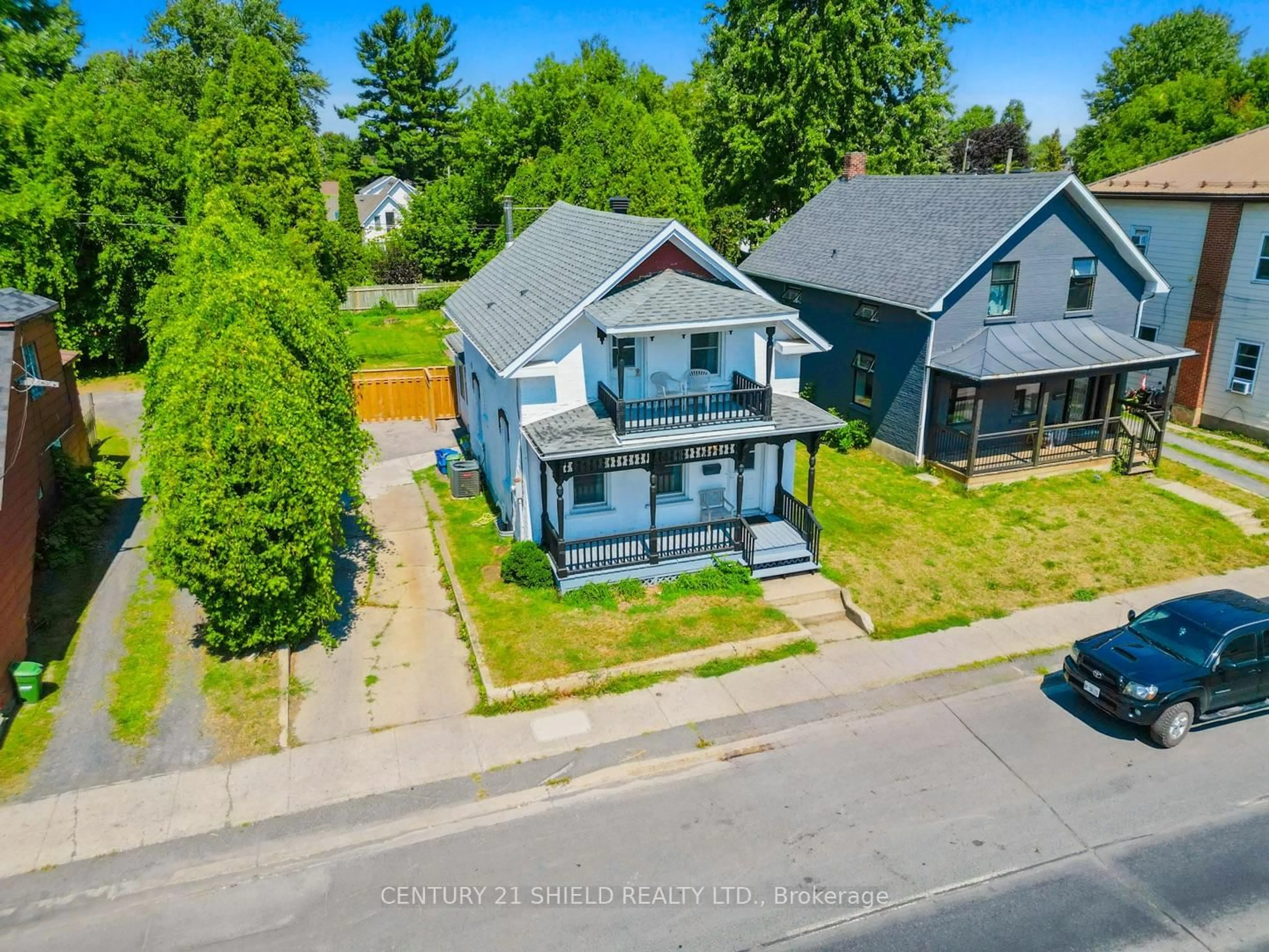 A pic from outside/outdoor area/front of a property/back of a property/a pic from drone, street for 415 Water St, Cornwall Ontario K6H 1A6
