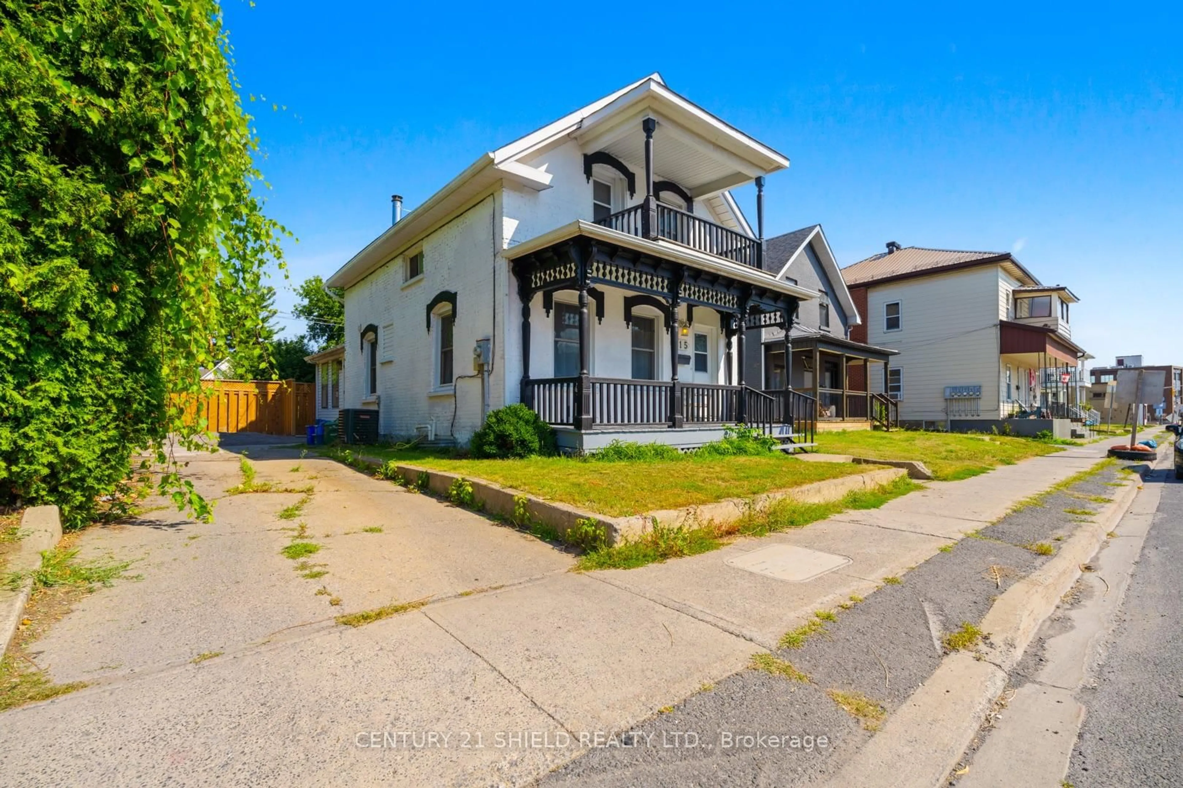 A pic from outside/outdoor area/front of a property/back of a property/a pic from drone, street for 415 Water St, Cornwall Ontario K6H 1A6