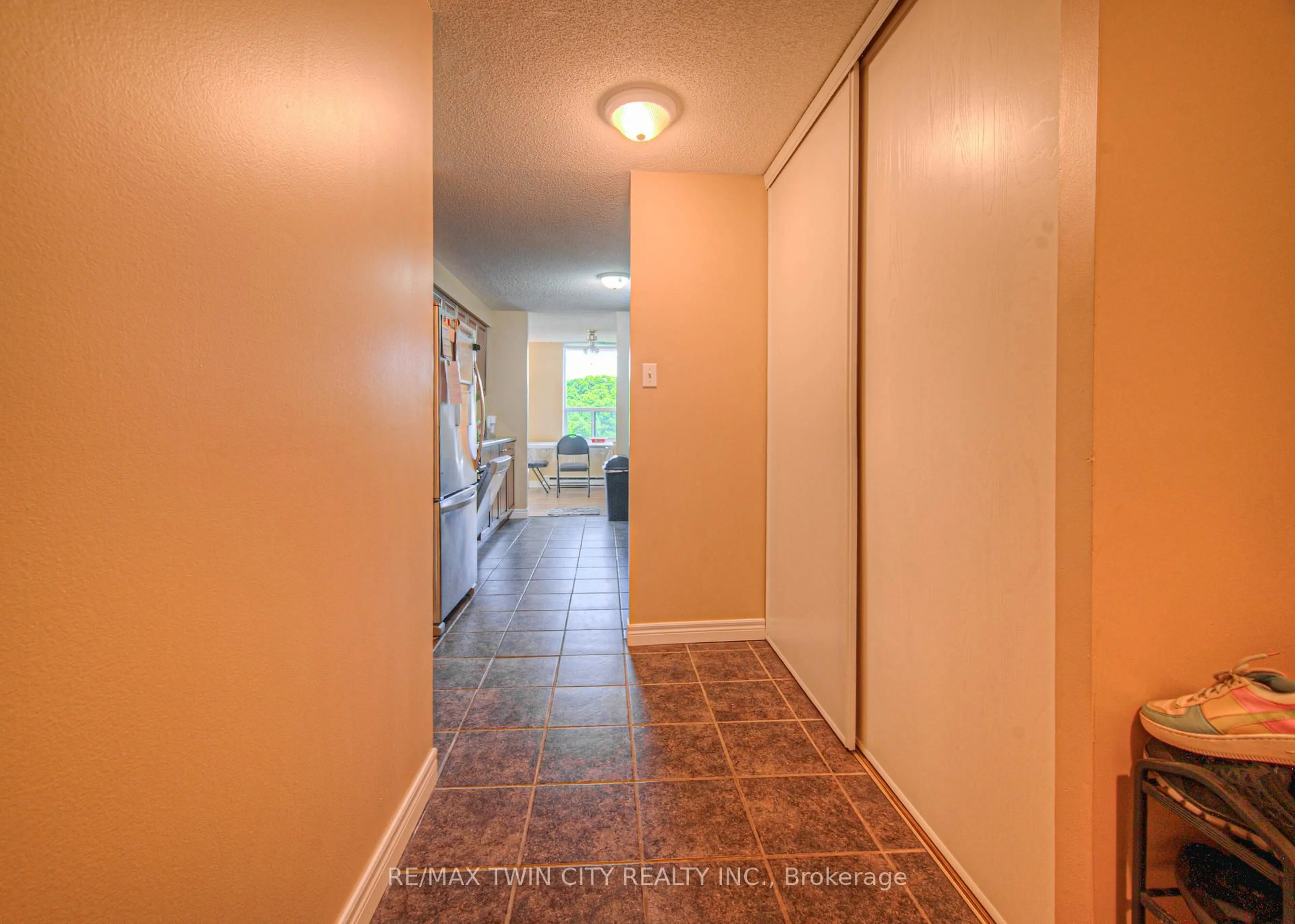 Indoor entryway for 35 Green Valley Dr #1412, Kitchener Ontario N2P 2A5