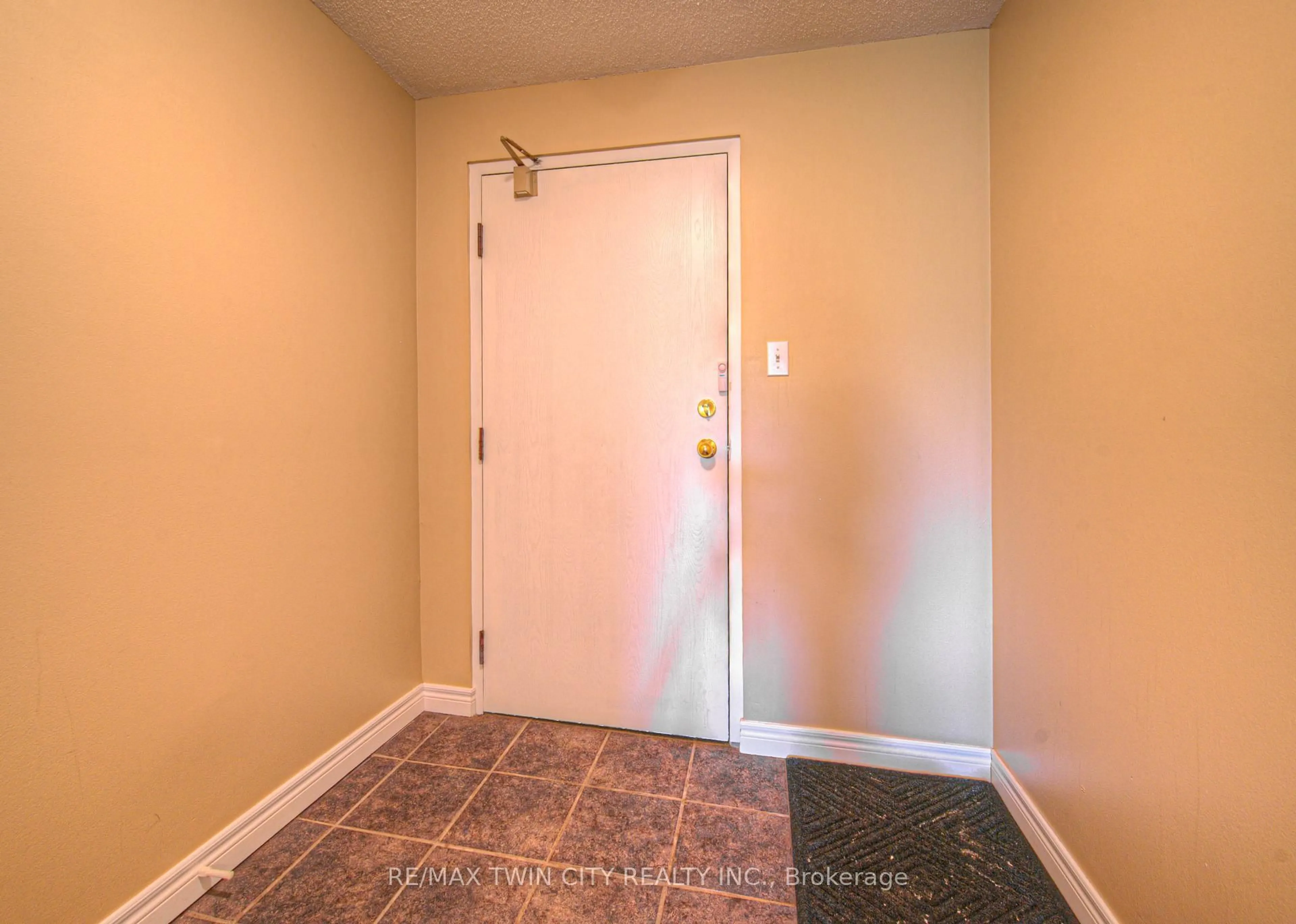 Indoor entryway for 35 Green Valley Dr #1412, Kitchener Ontario N2P 2A5