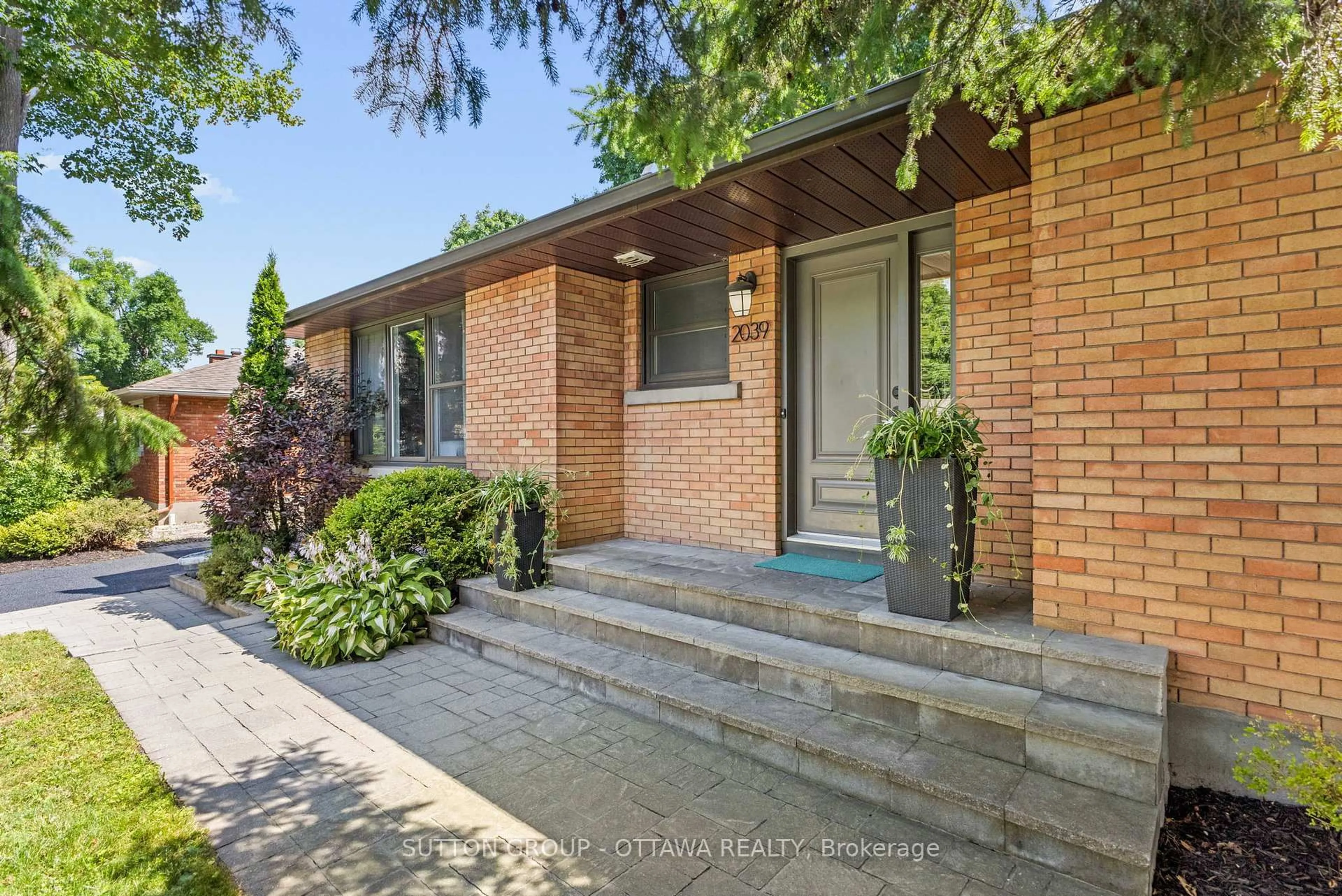 Home with brick exterior material, street for 2039 THORNE Ave, Ottawa Ontario K1H 5X4