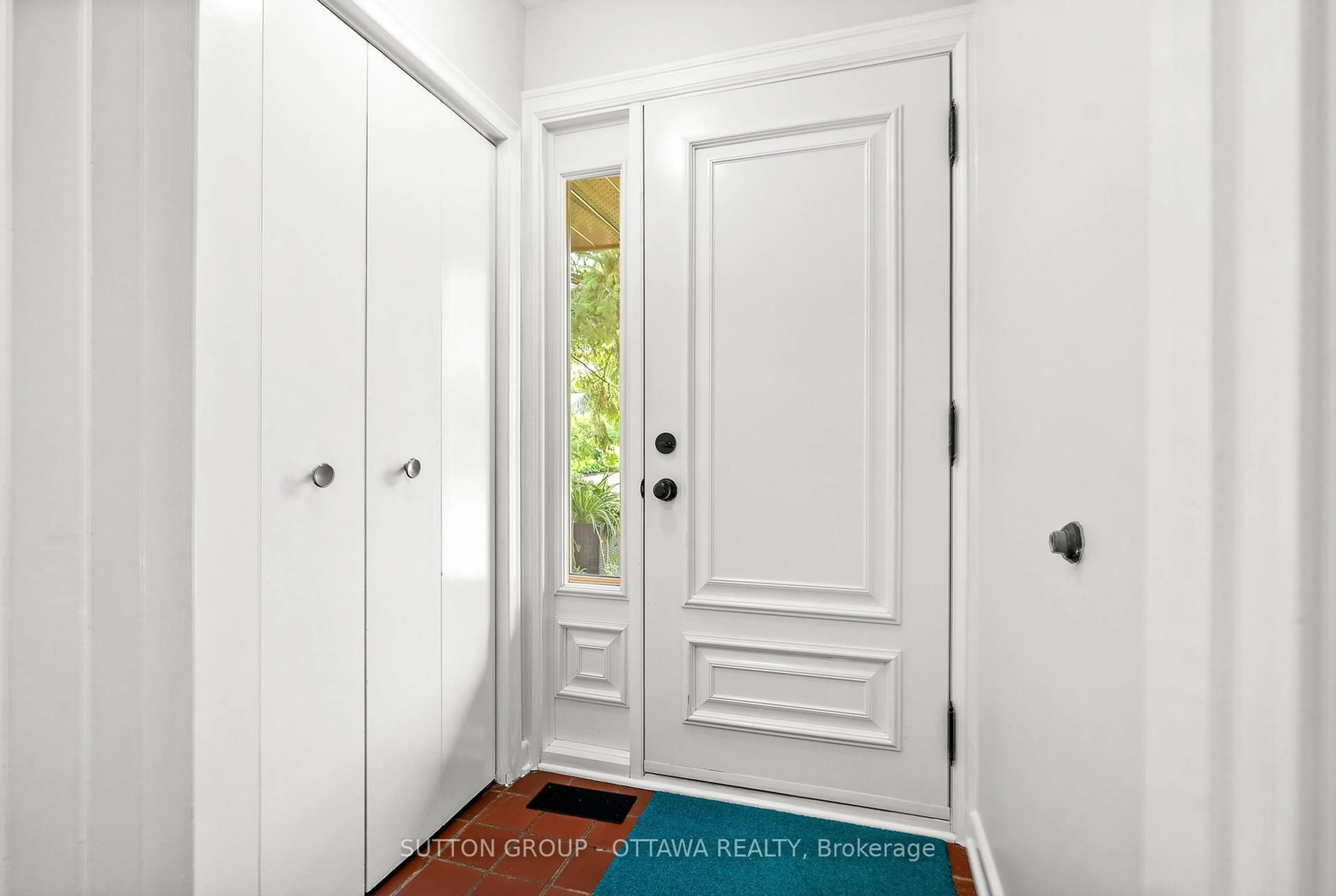Indoor entryway for 2039 THORNE Ave, Ottawa Ontario K1H 5X4