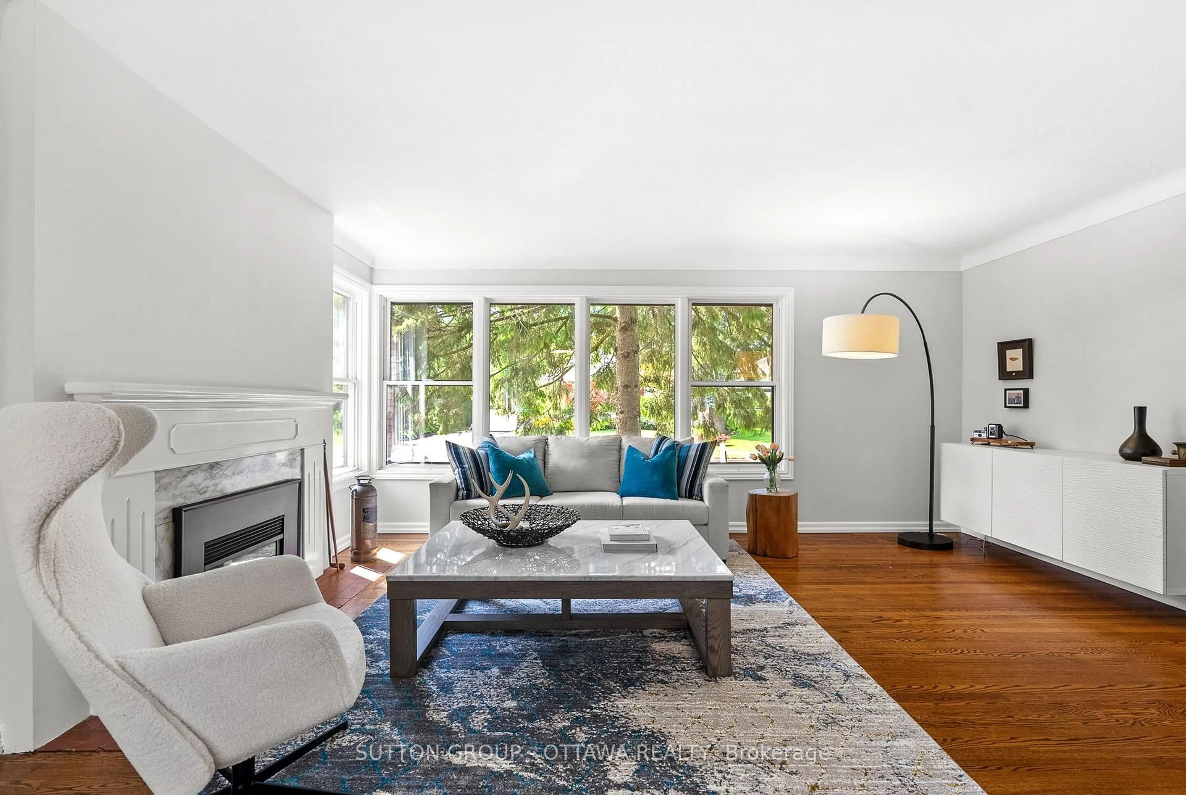 Living room with furniture, unknown for 2039 THORNE Ave, Ottawa Ontario K1H 5X4