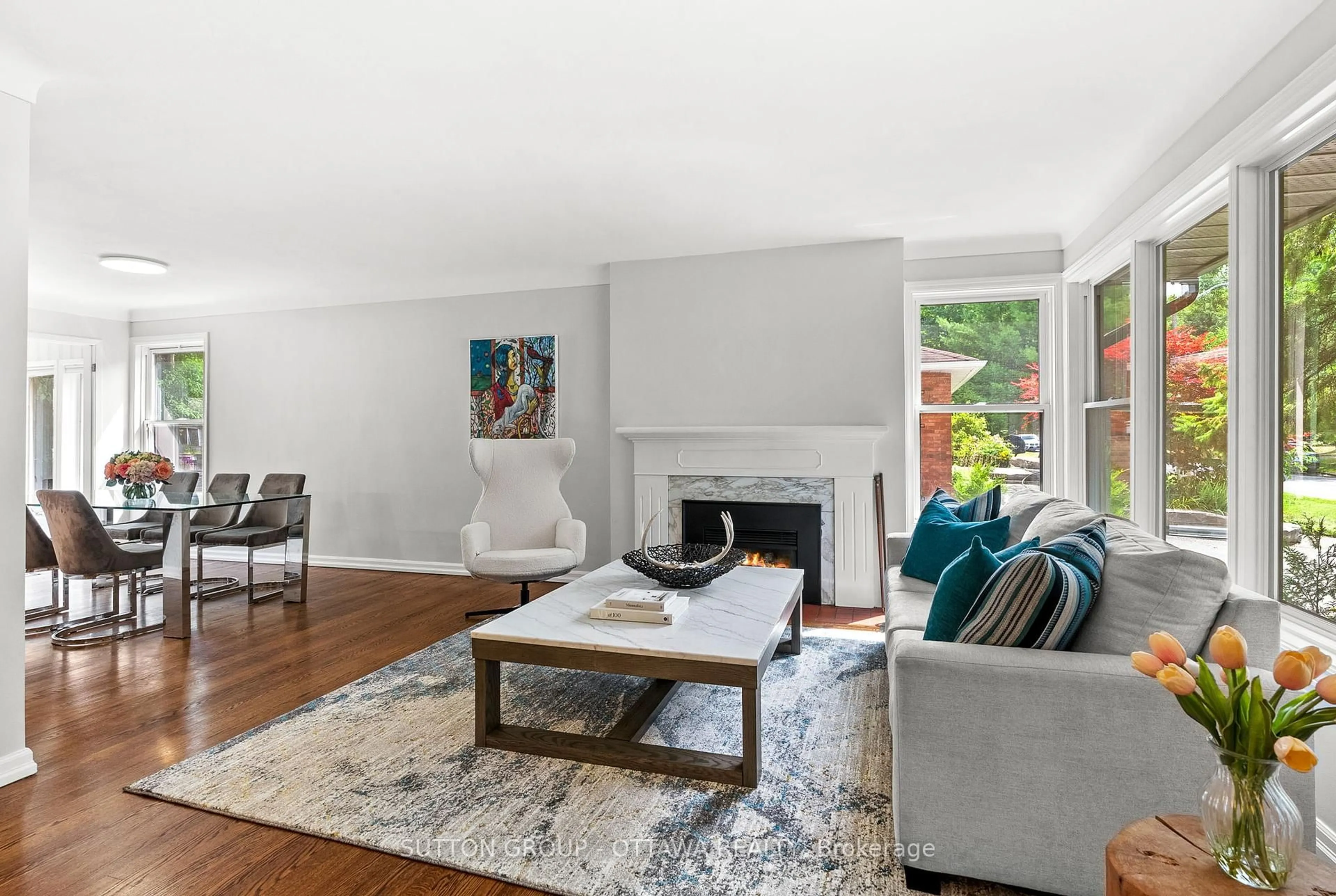 Living room with furniture, unknown for 2039 THORNE Ave, Ottawa Ontario K1H 5X4