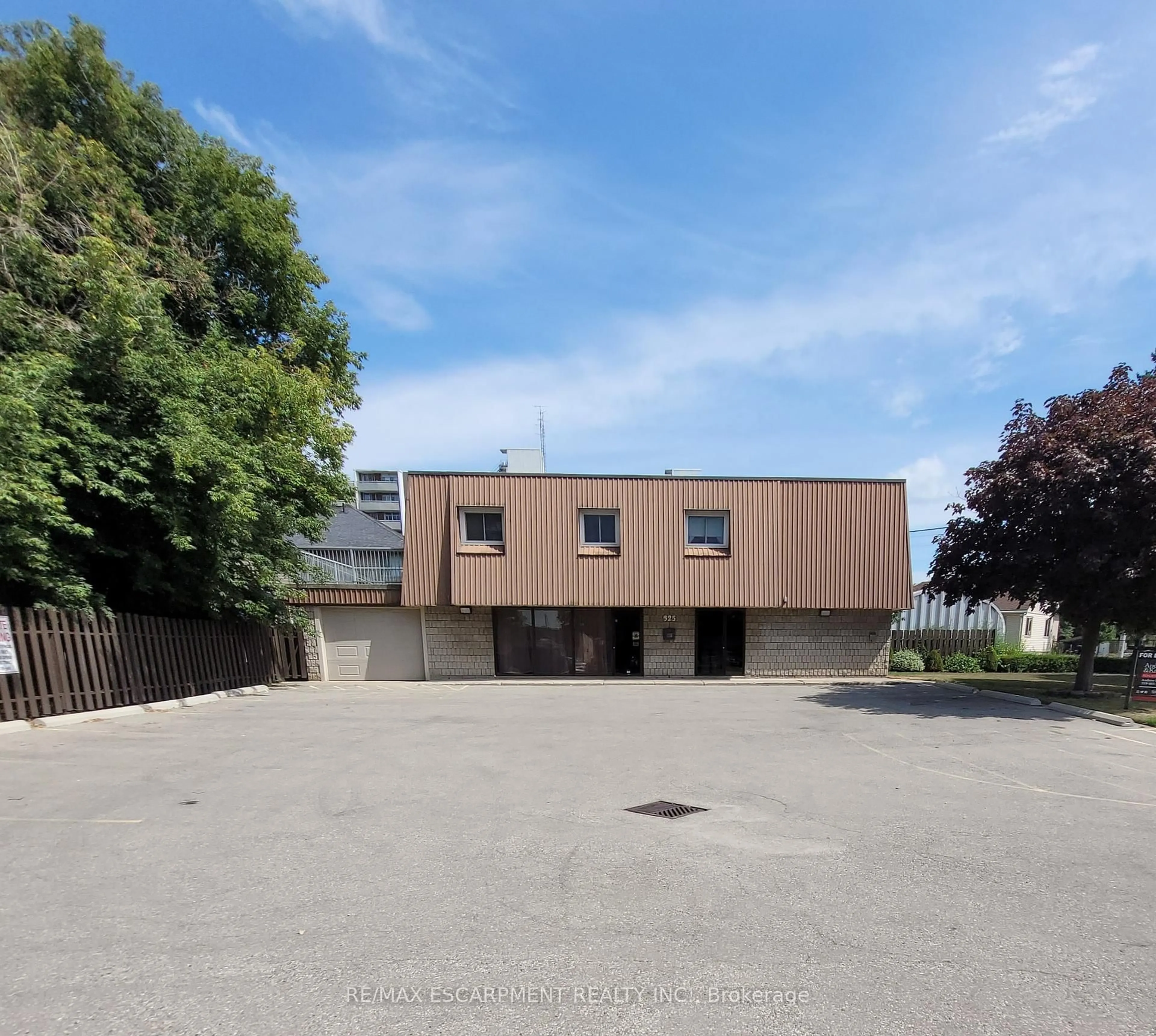 A pic from outside/outdoor area/front of a property/back of a property/a pic from drone, building for 325 Fairview Dr, Brantford Ontario N3R 2X3