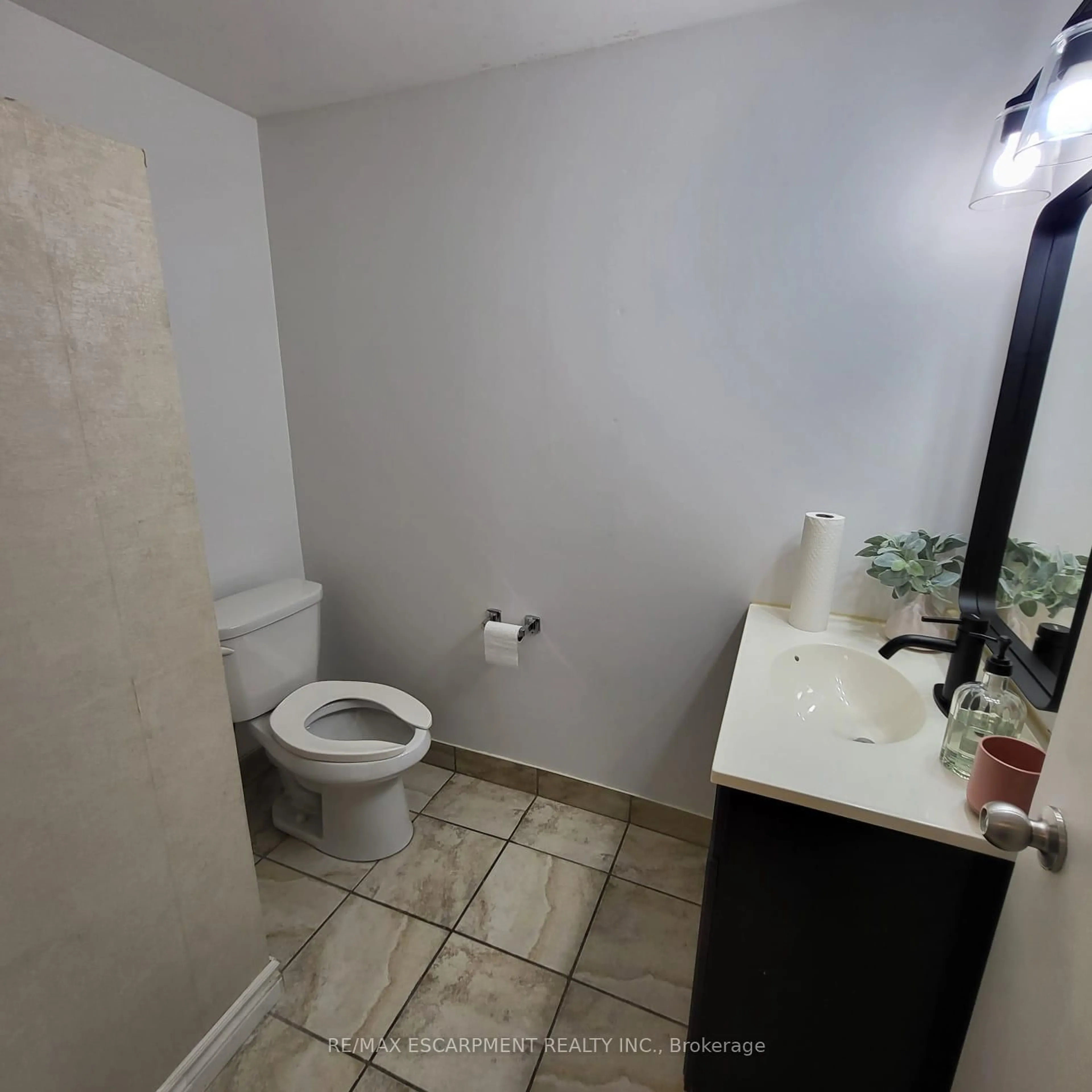 Standard bathroom, floor is not visible for 325 Fairview Dr, Brantford Ontario N3R 2X3