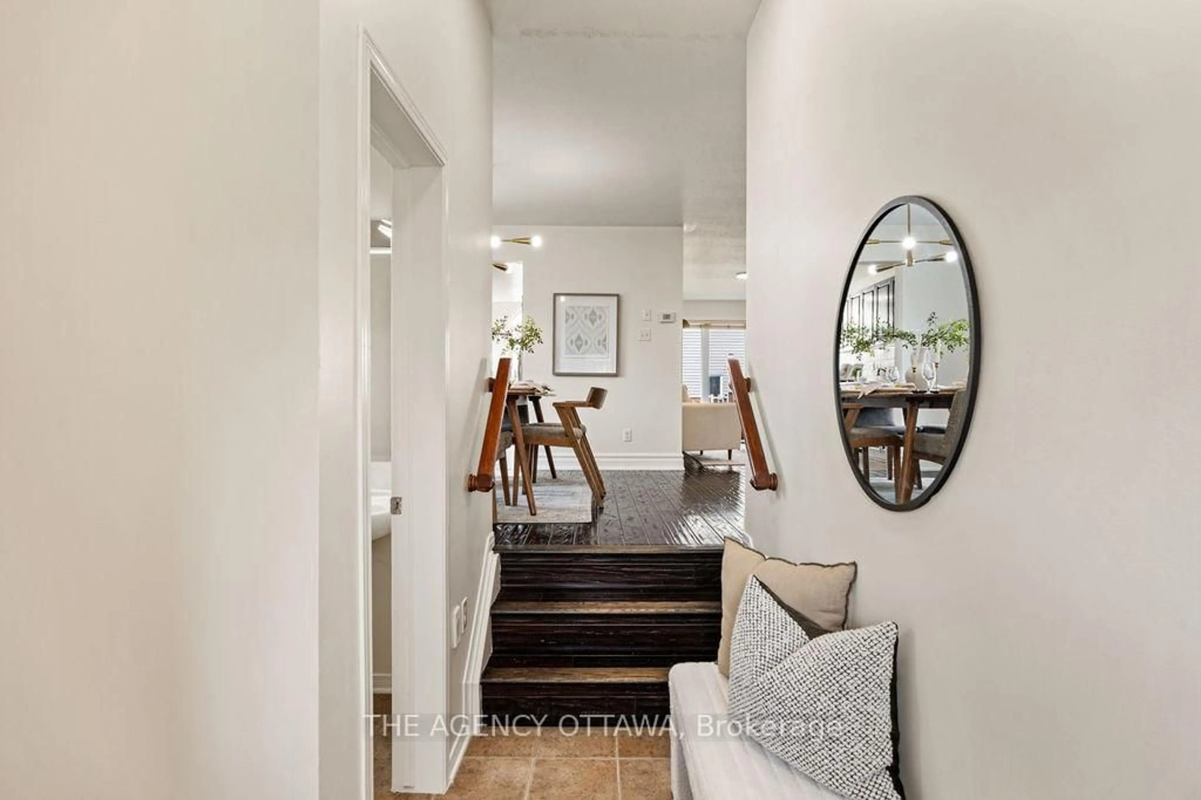 Indoor entryway for 277 Branthaven St, Ottawa Ontario K4A 0H8