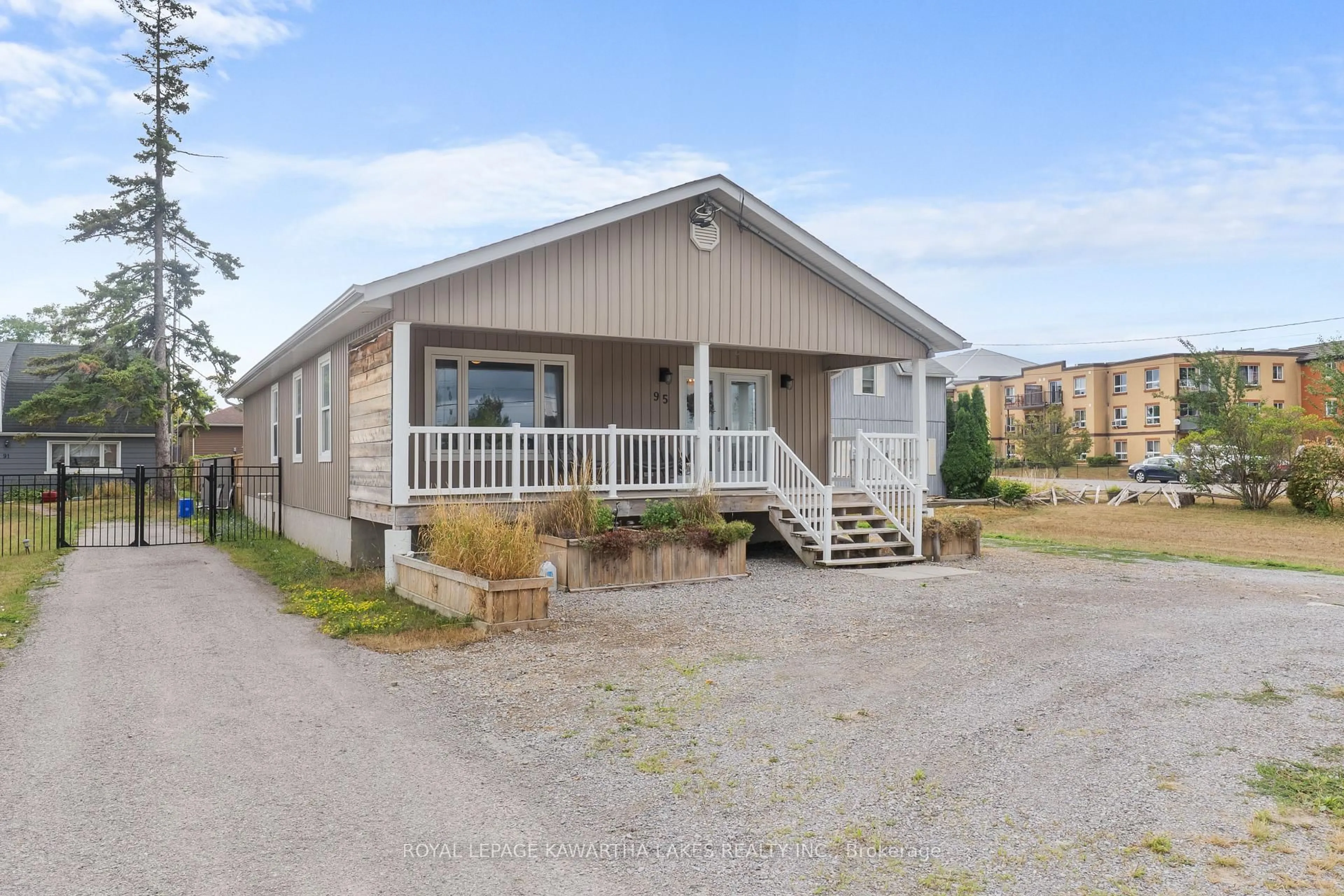 Home with vinyl exterior material, unknown for 95 Lindsay St, Kawartha Lakes Ontario K0M 1N0