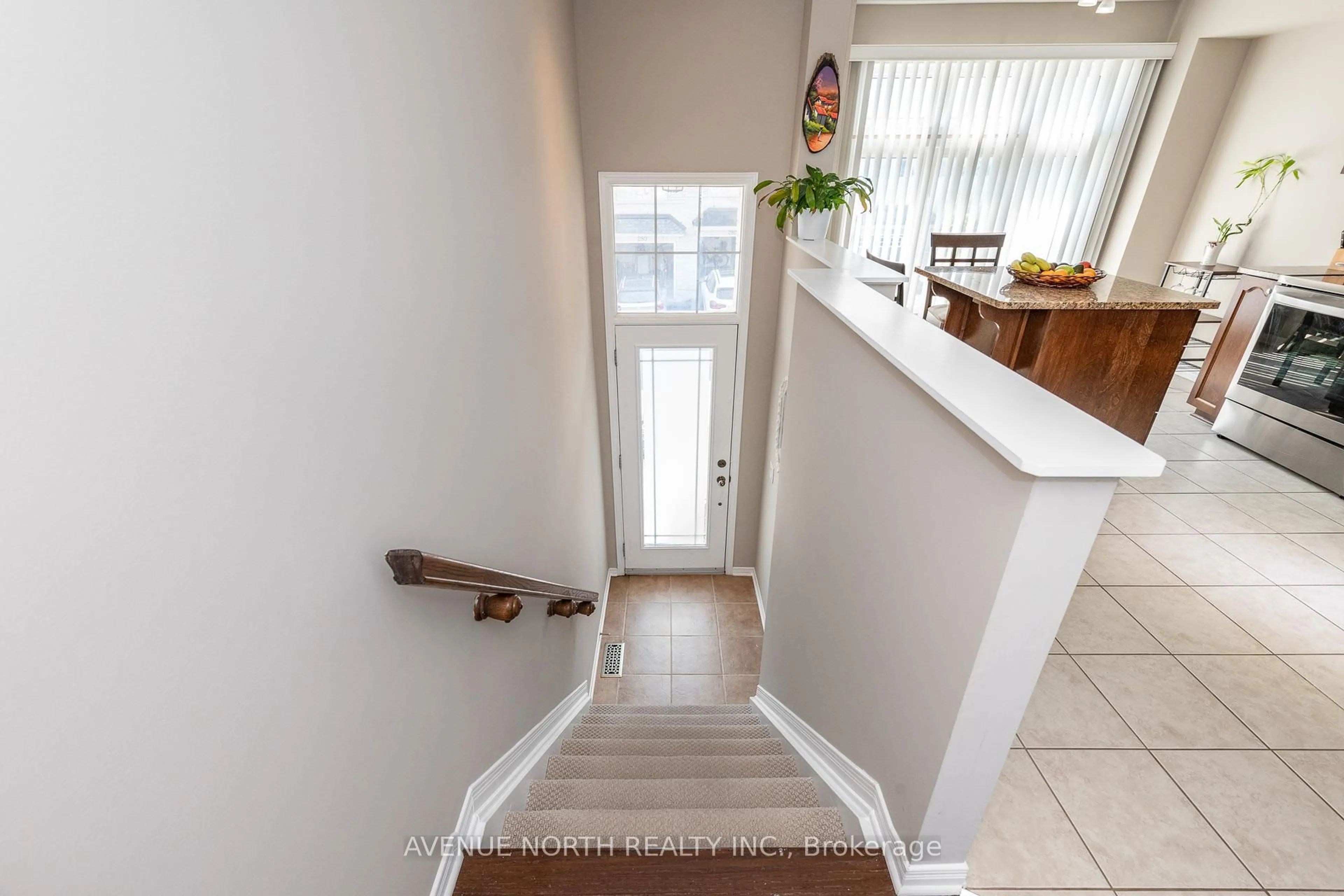 Indoor entryway for 283 Stroget Private, Ottawa Ontario K2E 0A9