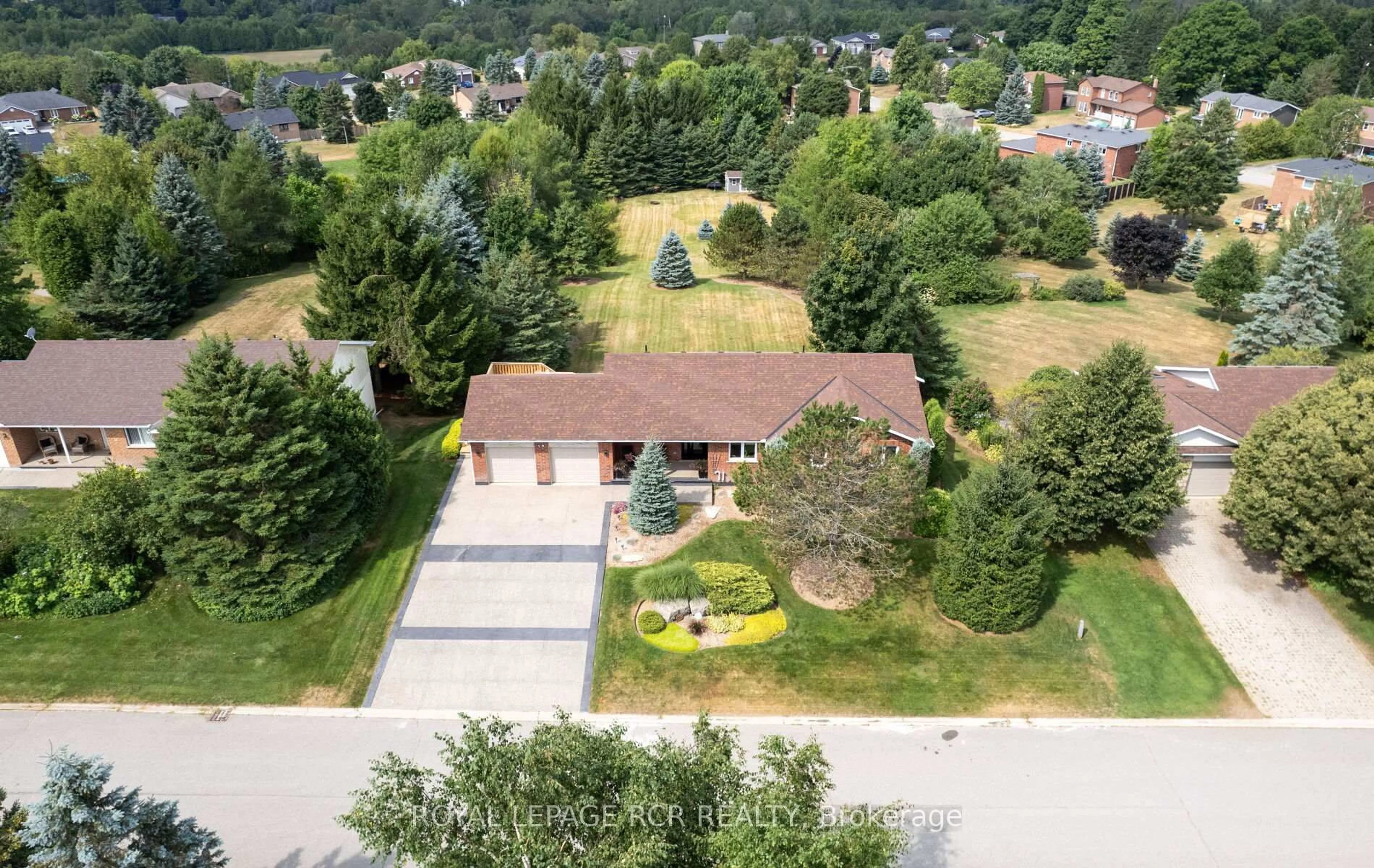 A pic from outside/outdoor area/front of a property/back of a property/a pic from drone, unknown for 10 Peter St, Amaranth Ontario L9W 5Z1