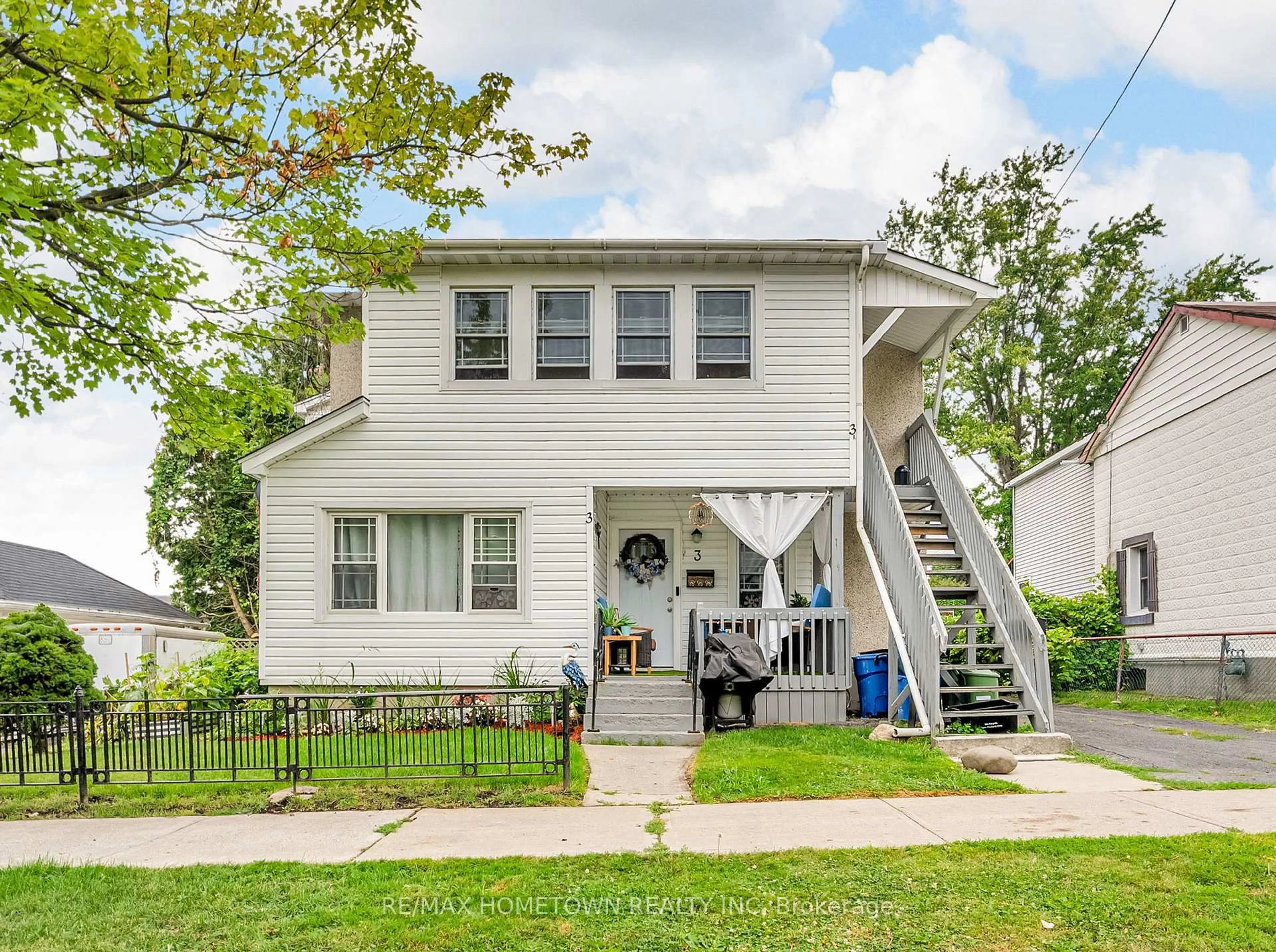 Home with vinyl exterior material, street for 3 Leonia St, Cornwall Ontario K6H 5L5