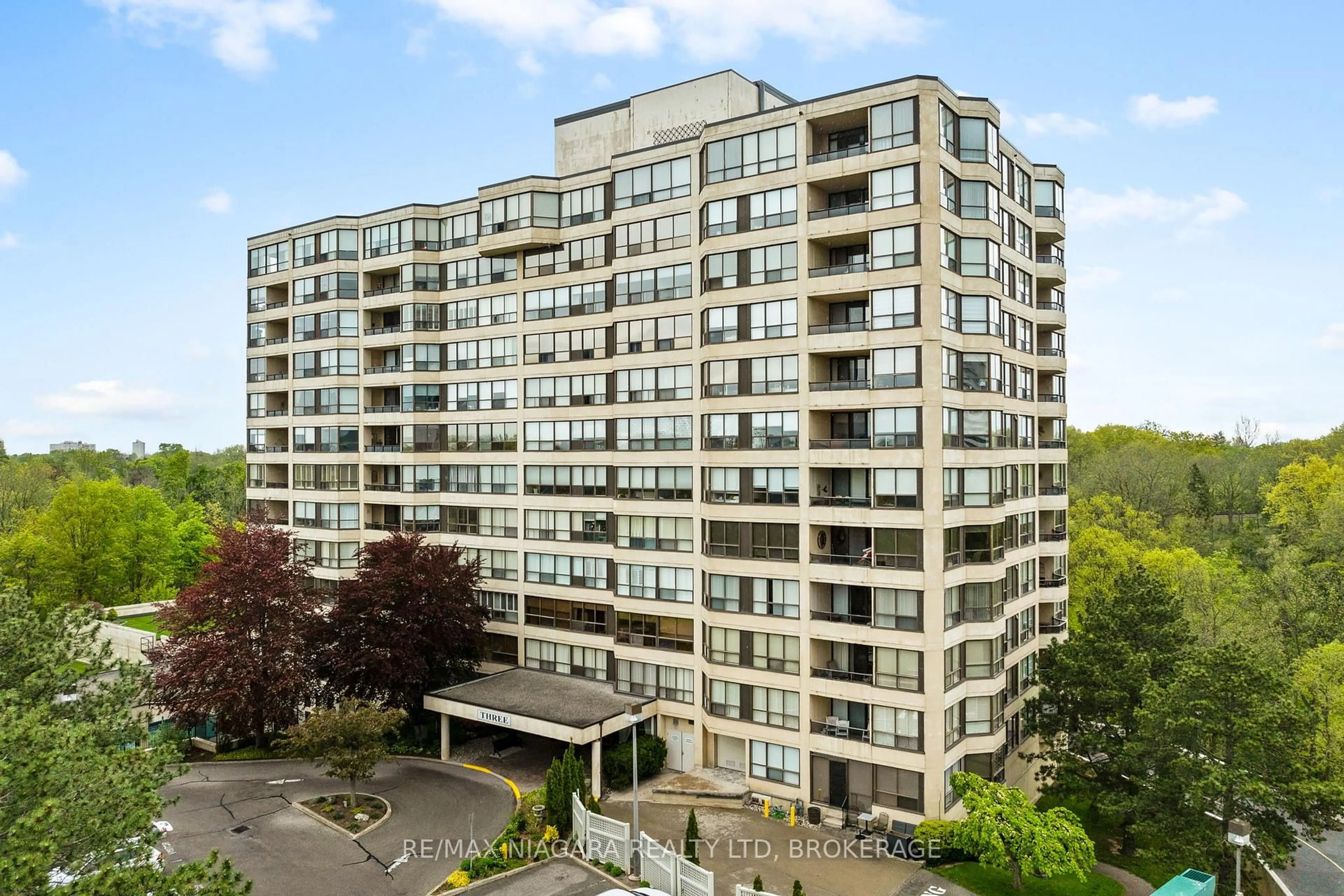 A pic from outside/outdoor area/front of a property/back of a property/a pic from drone, building for 3 TOWERING HEIGHTS Blvd #407, St. Catharines Ontario L2T 4A4