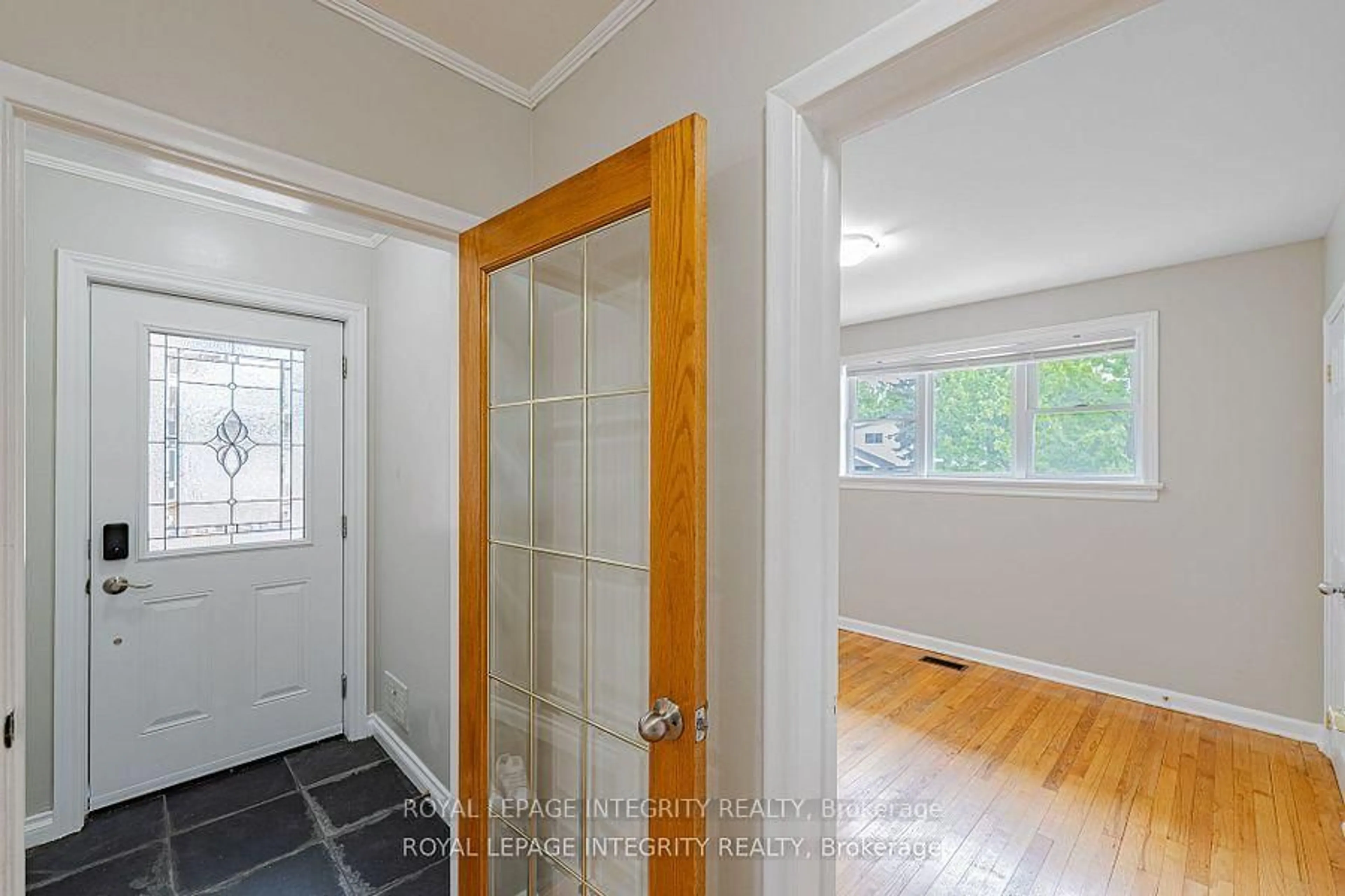 Indoor entryway for 1695 Gage Cres, Ottawa Ontario K2C 0Z7