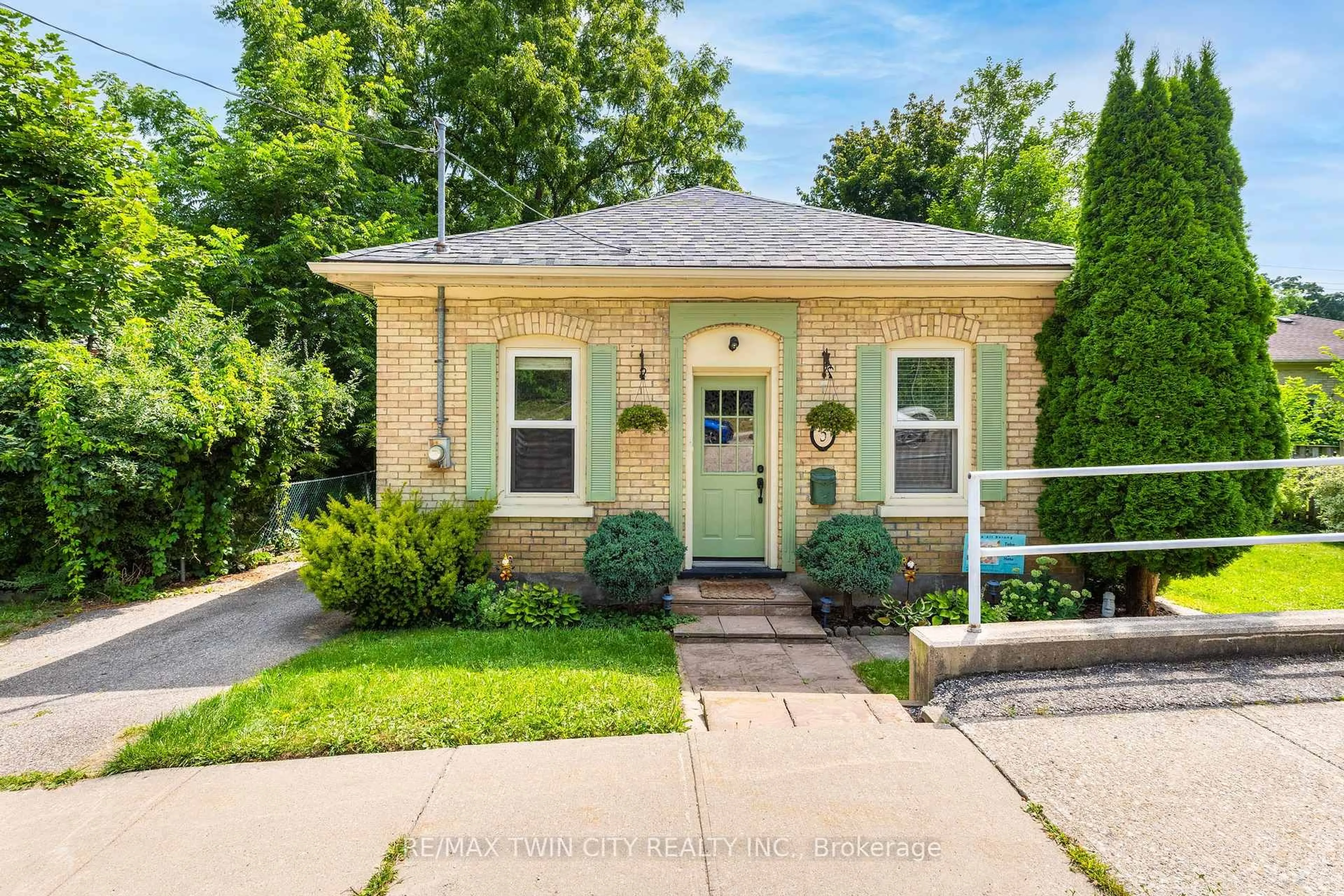 Home with brick exterior material, street for 5 Metcalfe St, Cambridge Ontario N1S 2N7