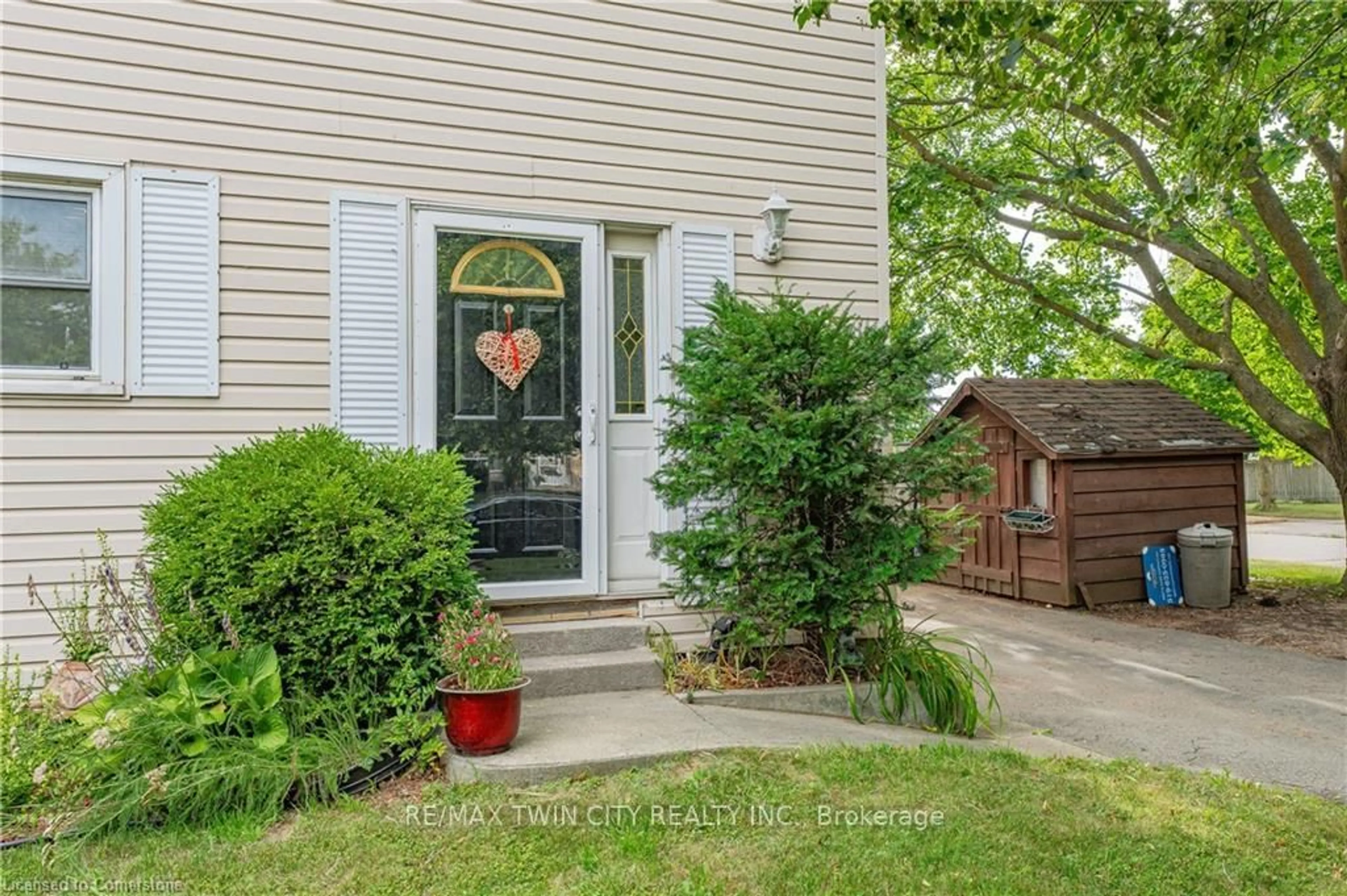 Indoor entryway for 1400 Wildren Pl, Cambridge Ontario N3H 5A9