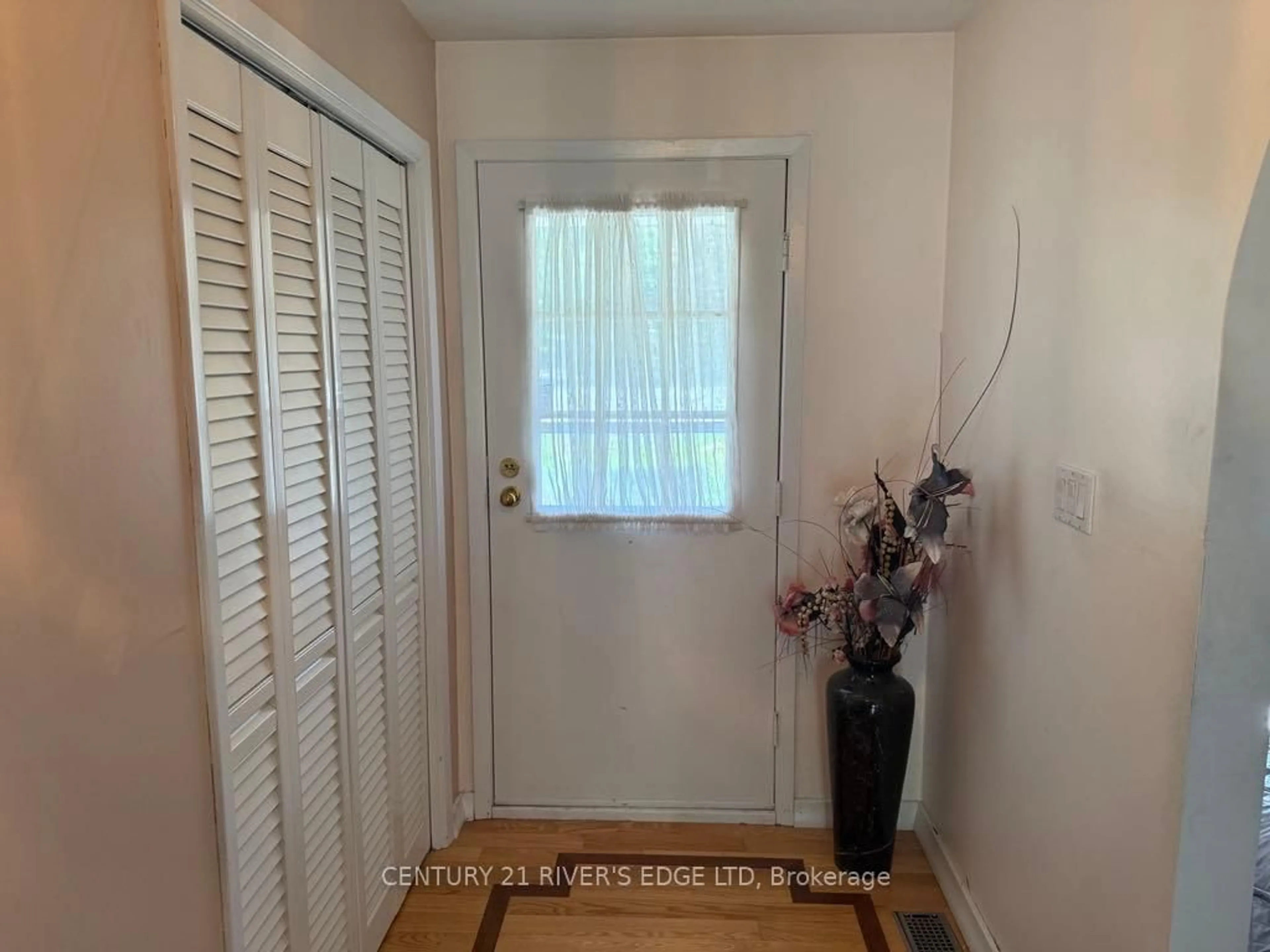 Indoor entryway for 1432 County Rd 2 Rd, Elizabethtown-Kitley Ontario K6V 5P3