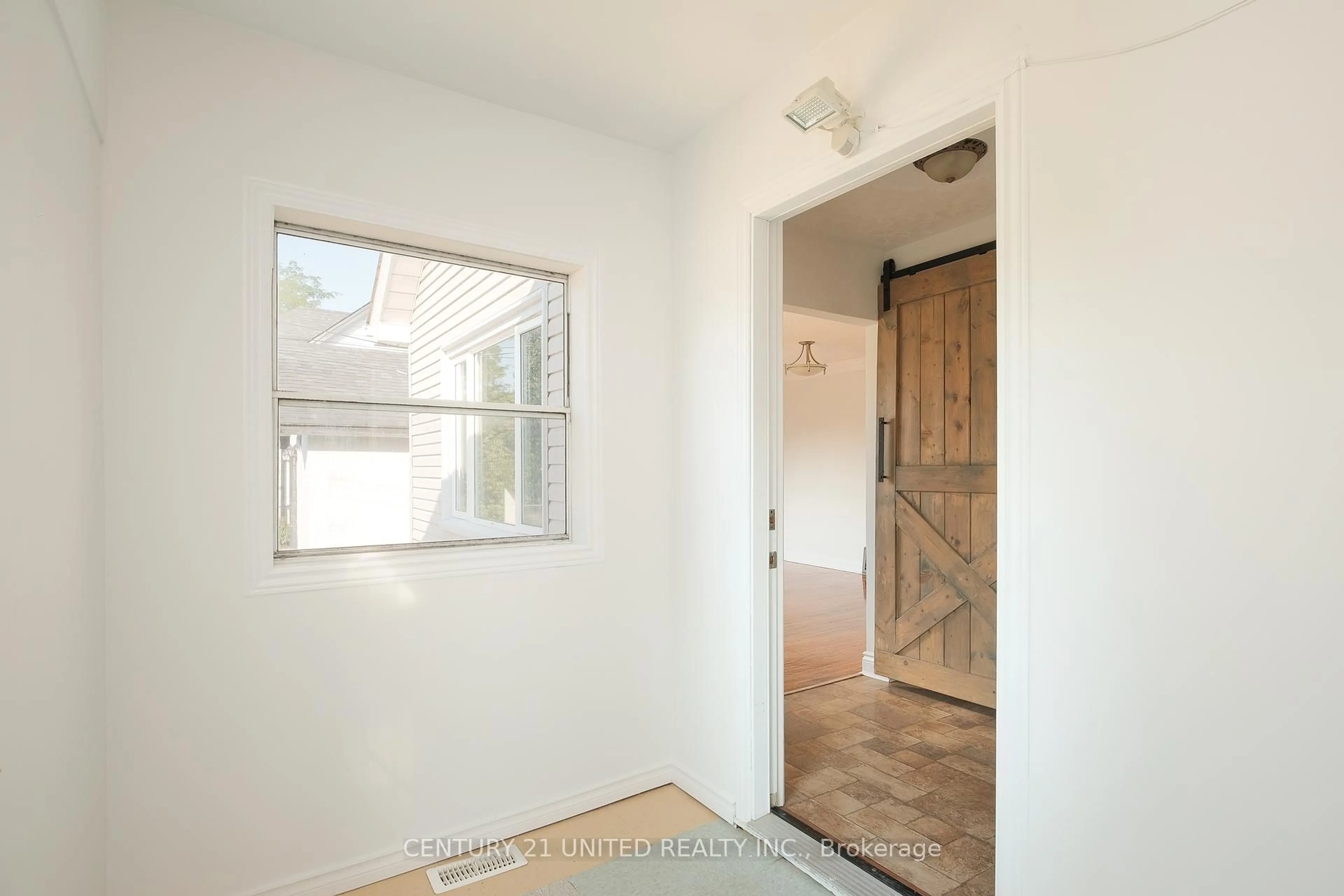 Indoor entryway for 334 Mckellar St, Peterborough South Ontario K9J 1P7