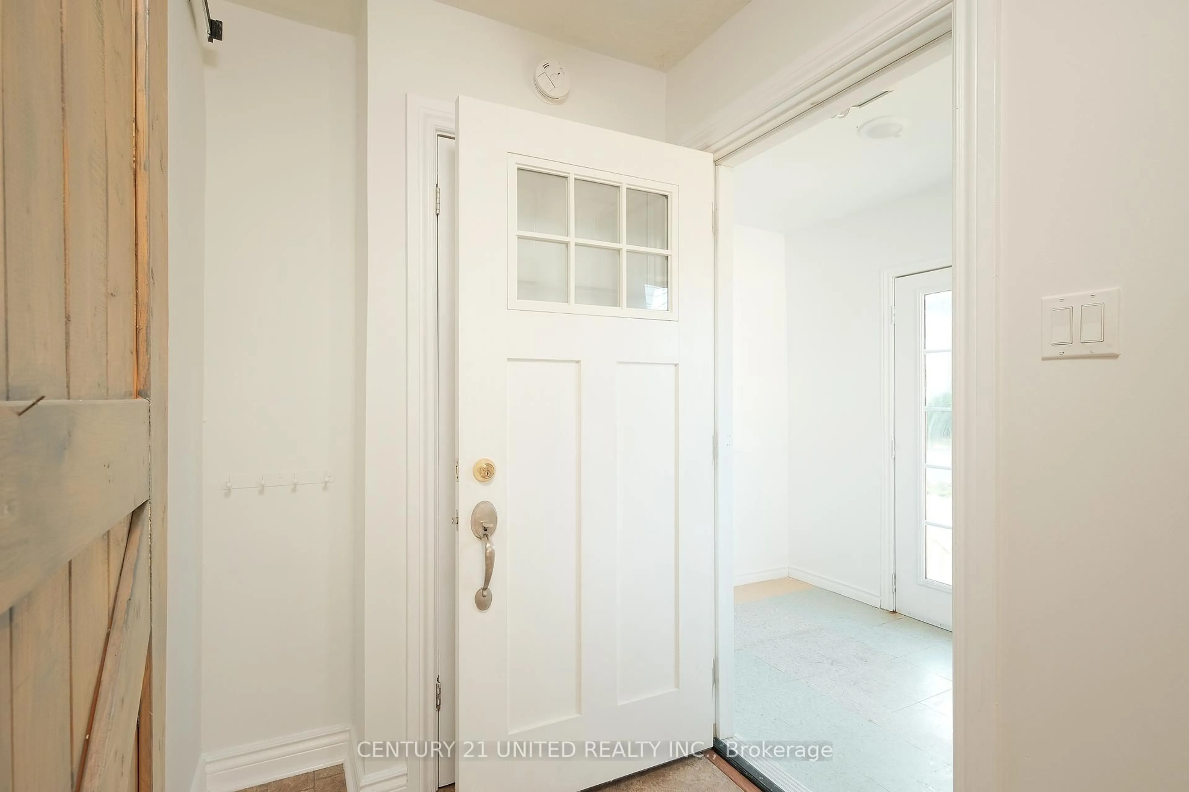 Indoor entryway for 334 Mckellar St, Peterborough South Ontario K9J 1P7