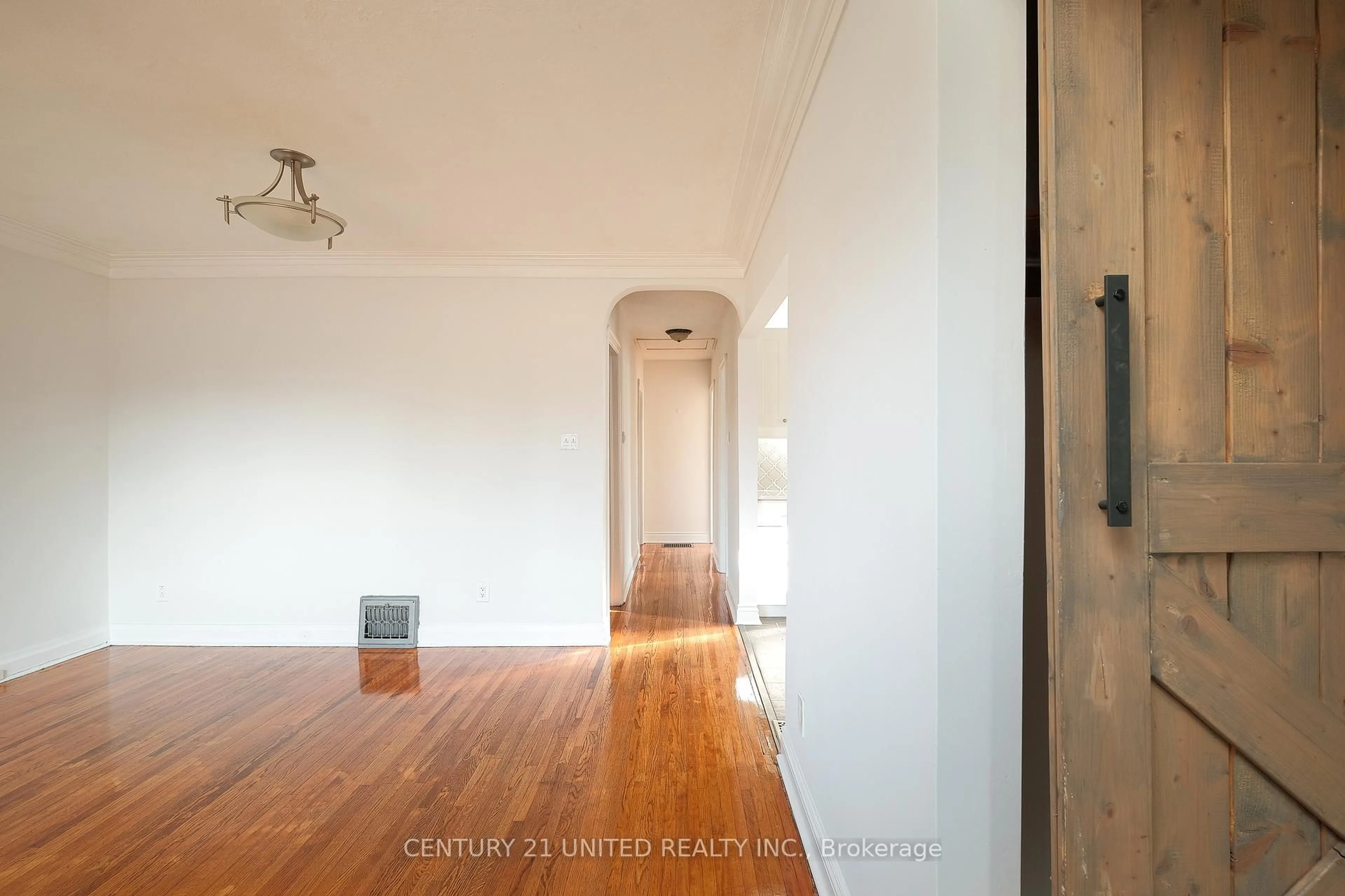 A pic of a room for 334 Mckellar St, Peterborough South Ontario K9J 1P7