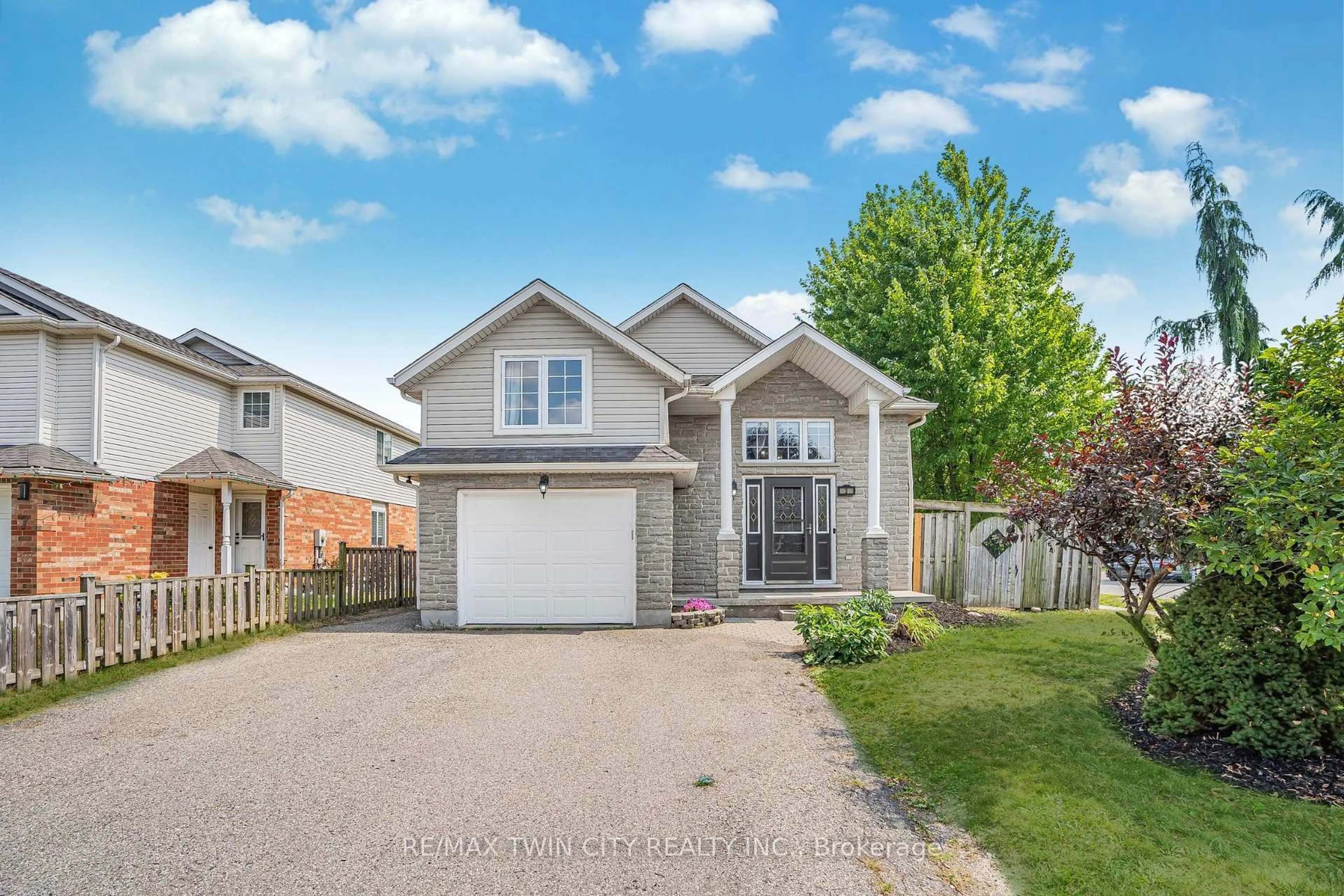 Home with vinyl exterior material, street for 3 Wisteria Crt, Kitchener Ontario N2E 3T4