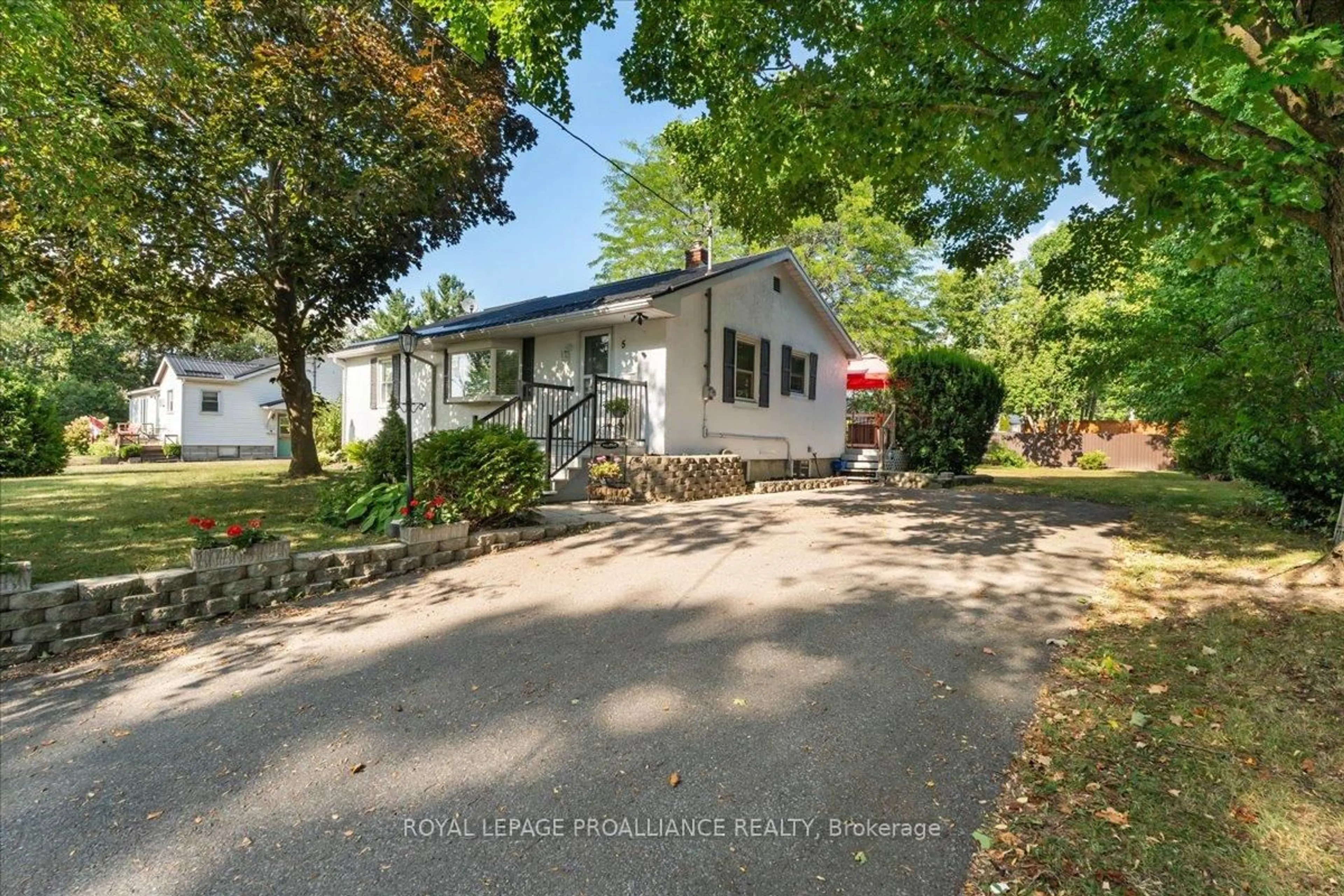 A pic from outside/outdoor area/front of a property/back of a property/a pic from drone, unknown for 5 South Maloney St, Limoges Ontario K0K 2M0