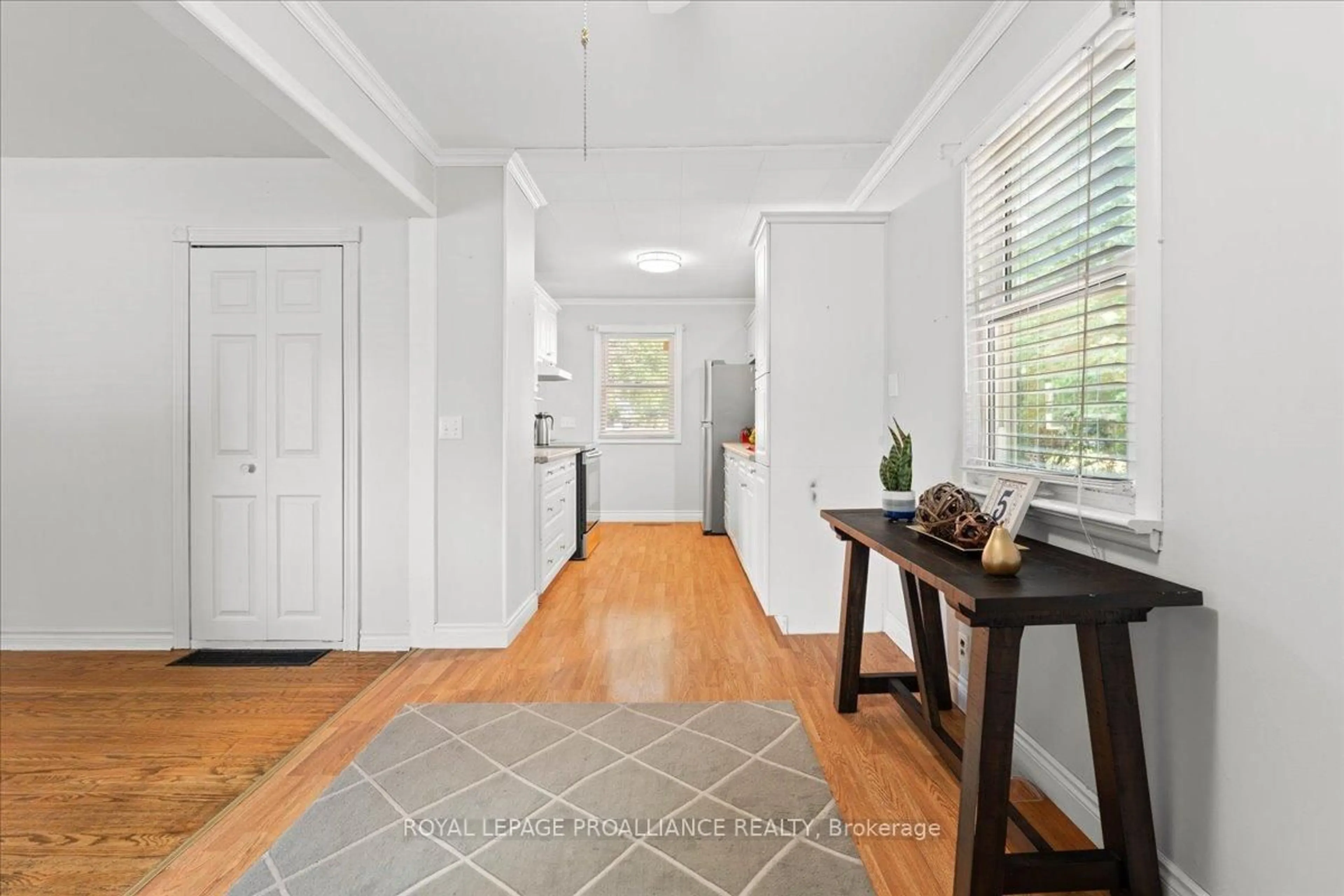 Indoor entryway for 5 South Maloney St, Limoges Ontario K0K 2M0