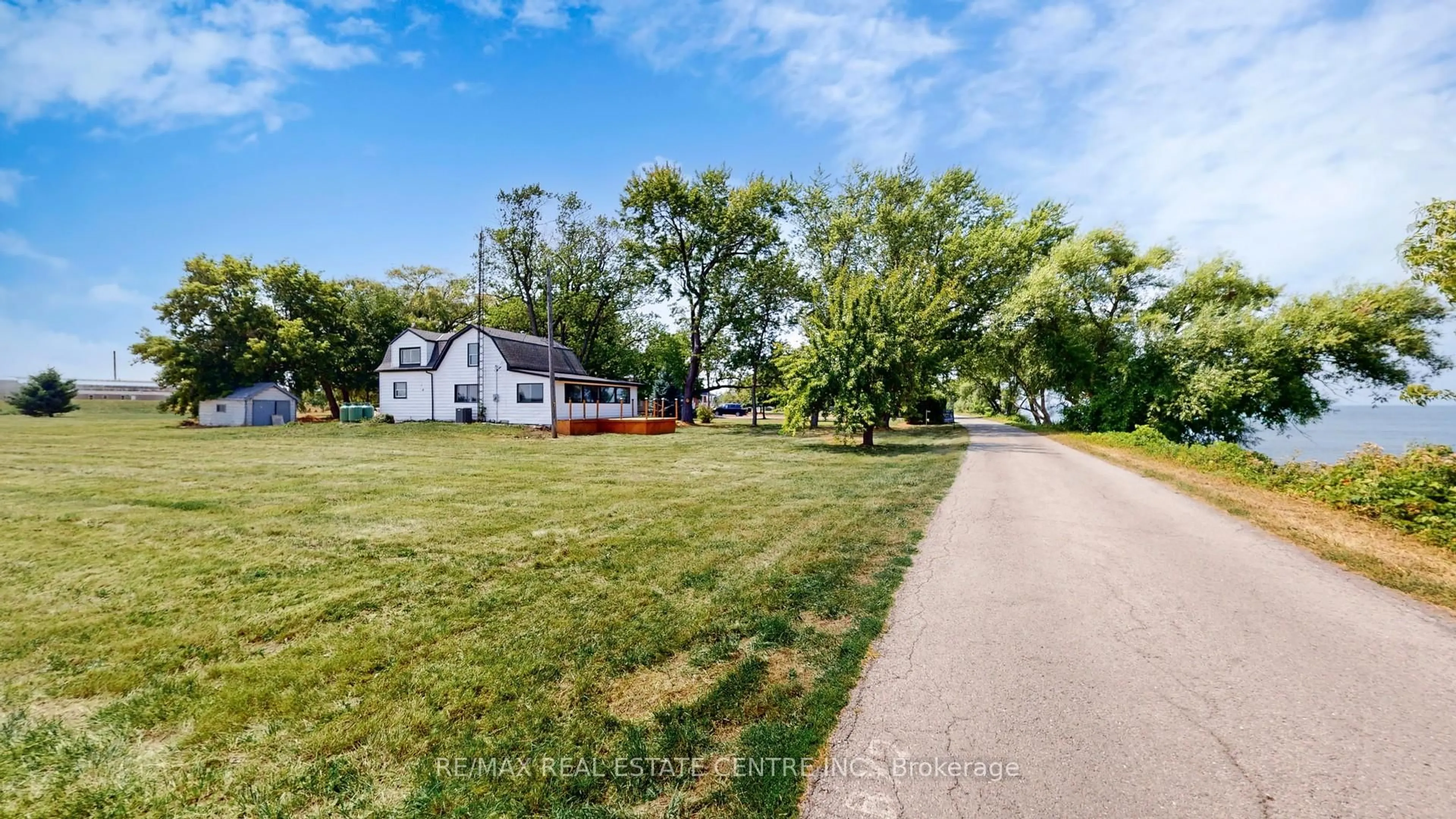 A pic from outside/outdoor area/front of a property/back of a property/a pic from drone, street for 4036 Lakeshore Rd, Lincoln Ontario L3J 0X3
