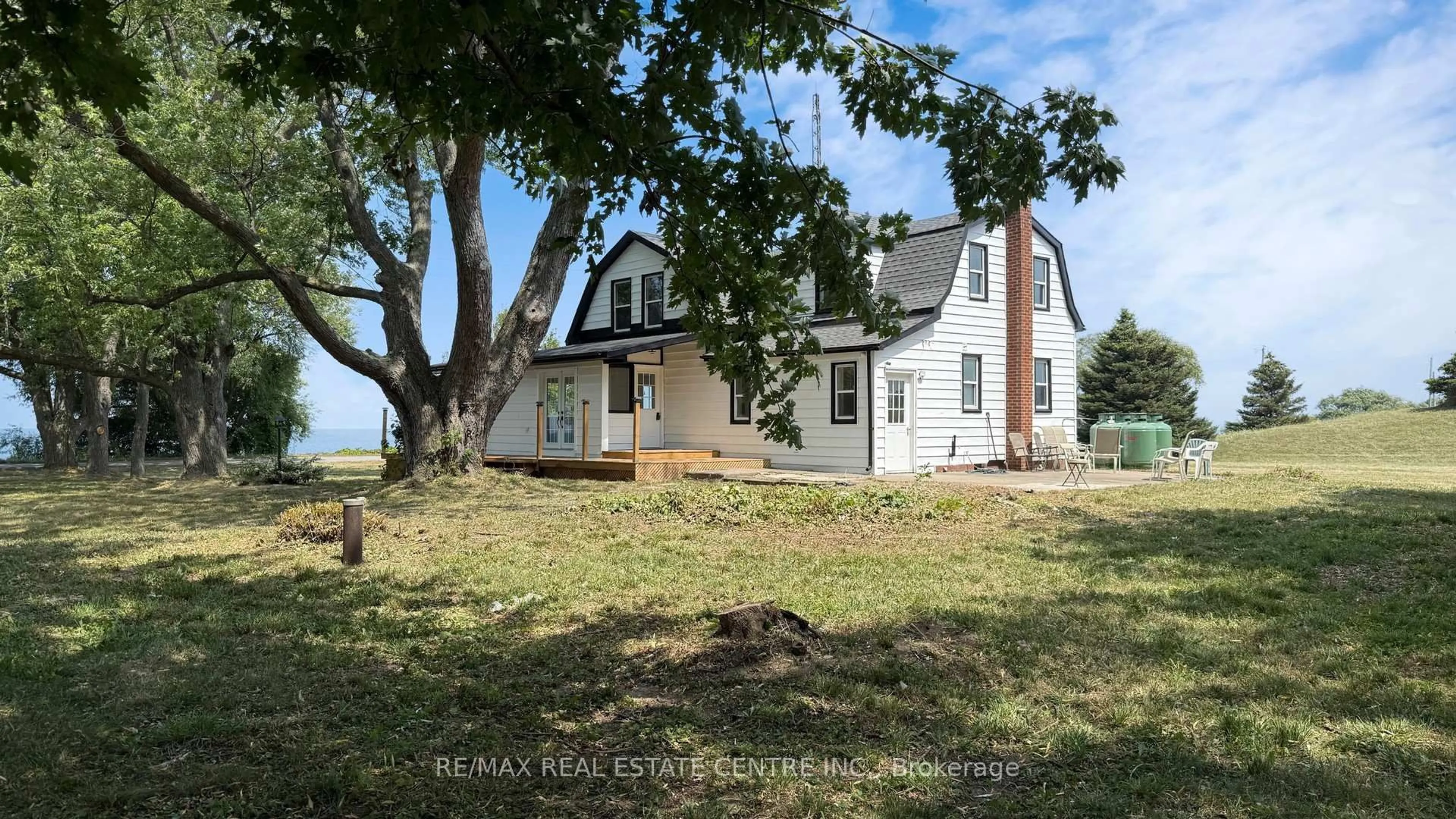 A pic from outside/outdoor area/front of a property/back of a property/a pic from drone, unknown for 4036 Lakeshore Rd, Lincoln Ontario L3J 0X3