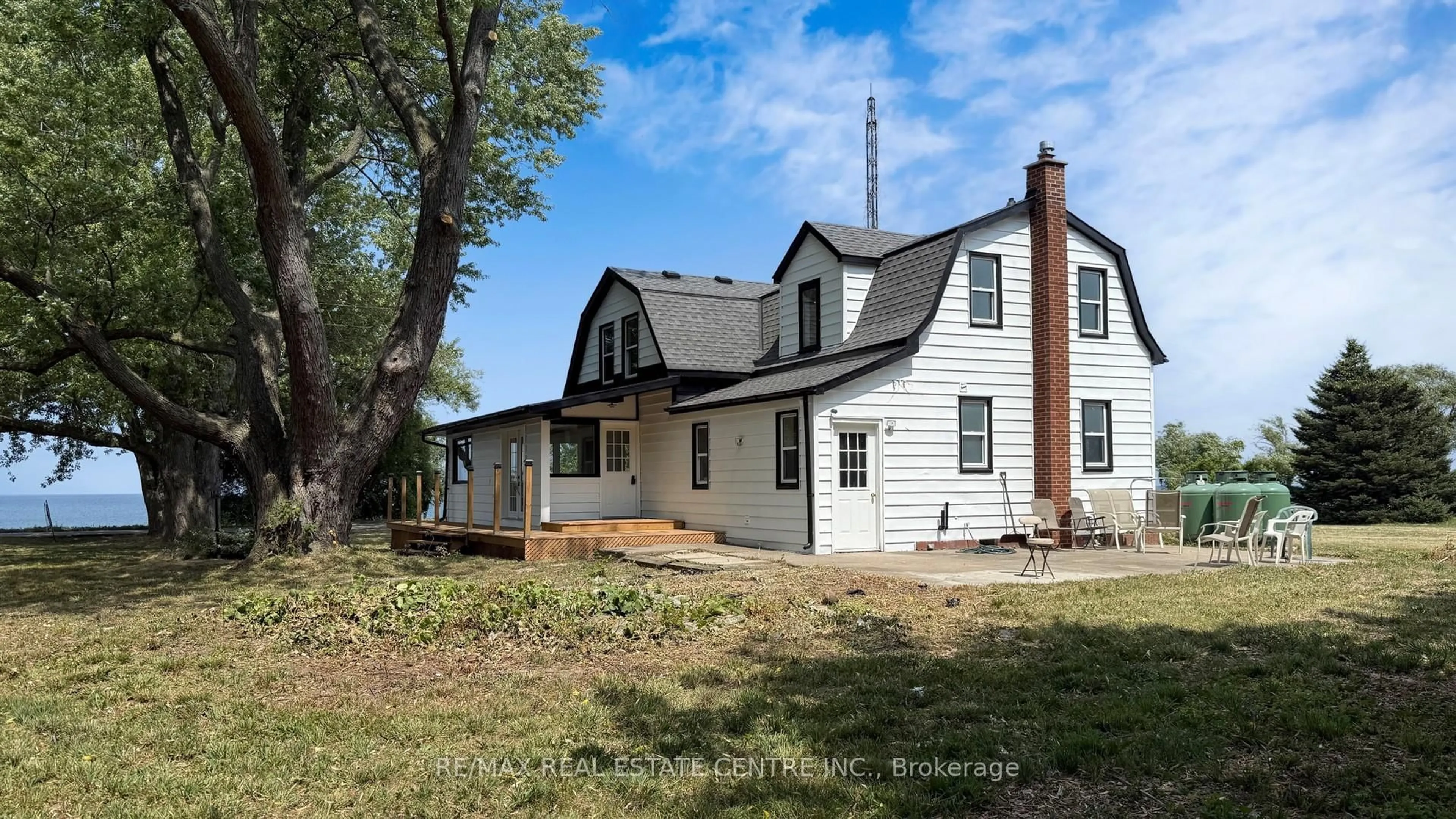 A pic from outside/outdoor area/front of a property/back of a property/a pic from drone, unknown for 4036 Lakeshore Rd, Lincoln Ontario L3J 0X3