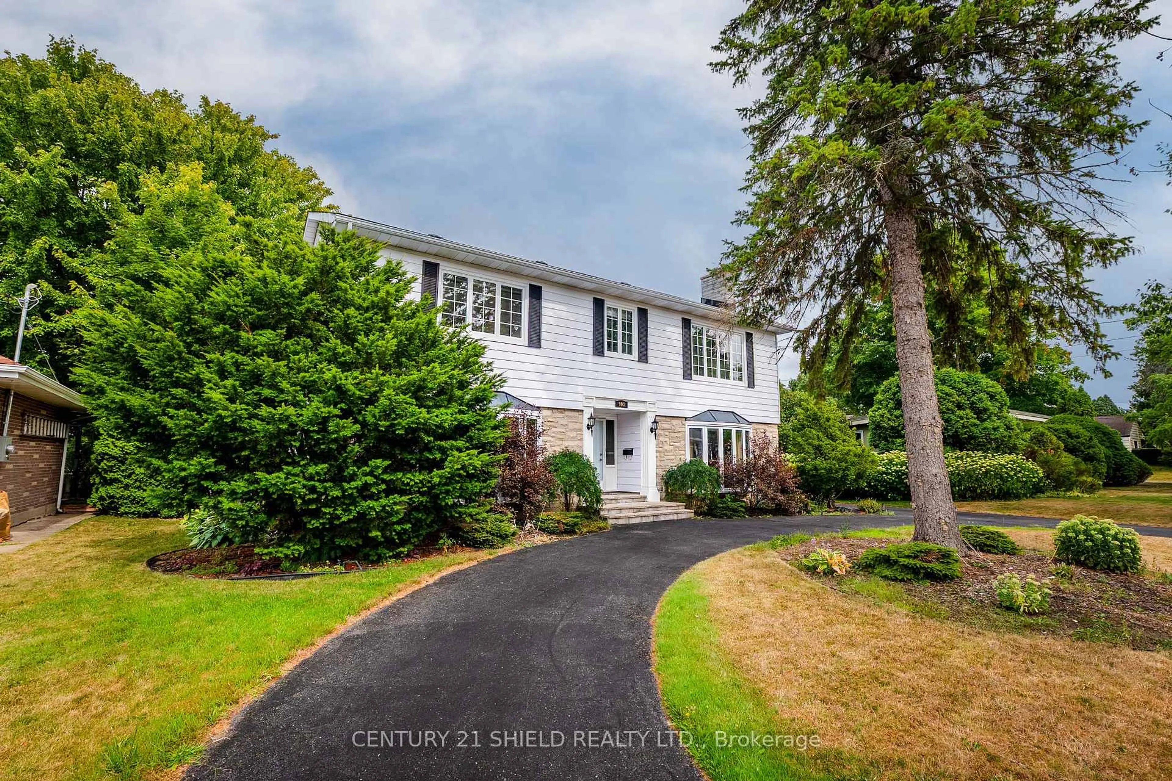 A pic from outside/outdoor area/front of a property/back of a property/a pic from drone, street for 903 Riverdale Ave, Cornwall Ontario K6J 2L3