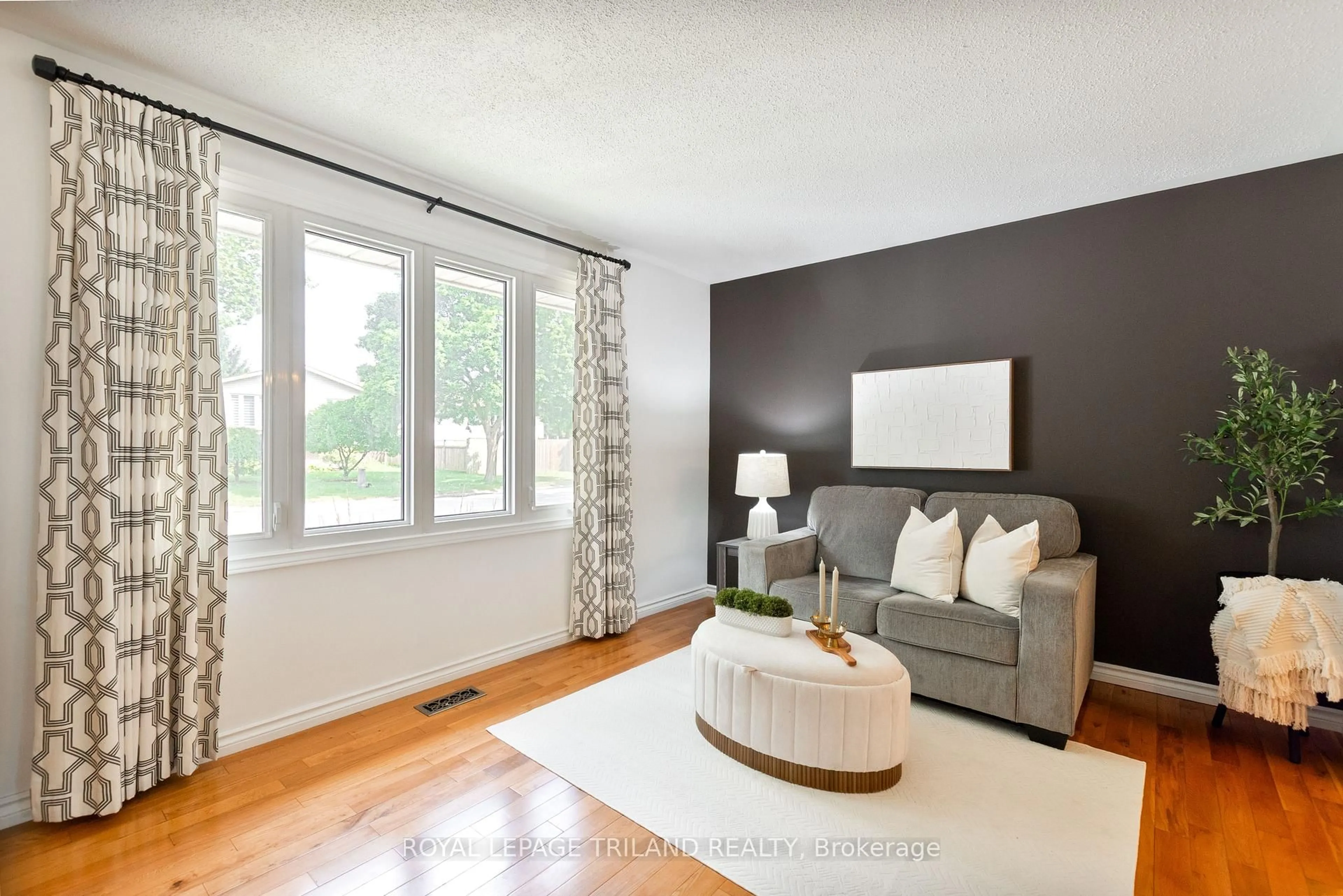 Living room with furniture, wood/laminate floor for 142 Muriel Cres, London South Ontario N6E 2K6