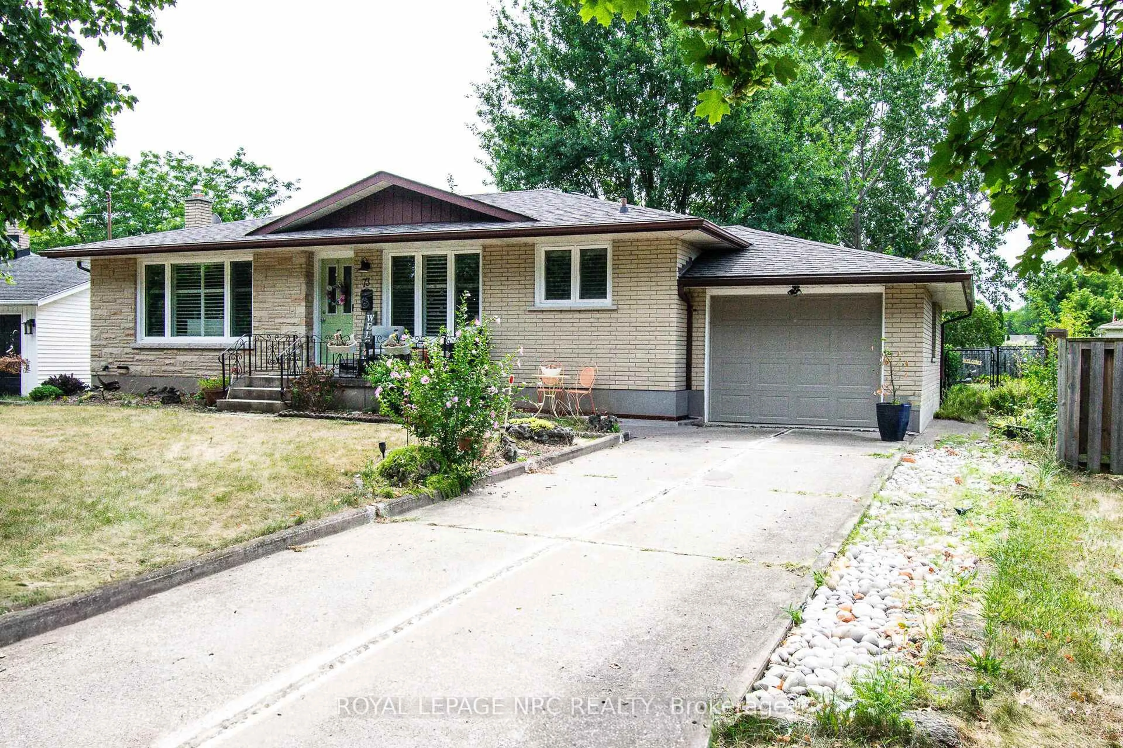 Home with vinyl exterior material, street for 73 Lockview Cres, St. Catharines Ontario L2M 2T6