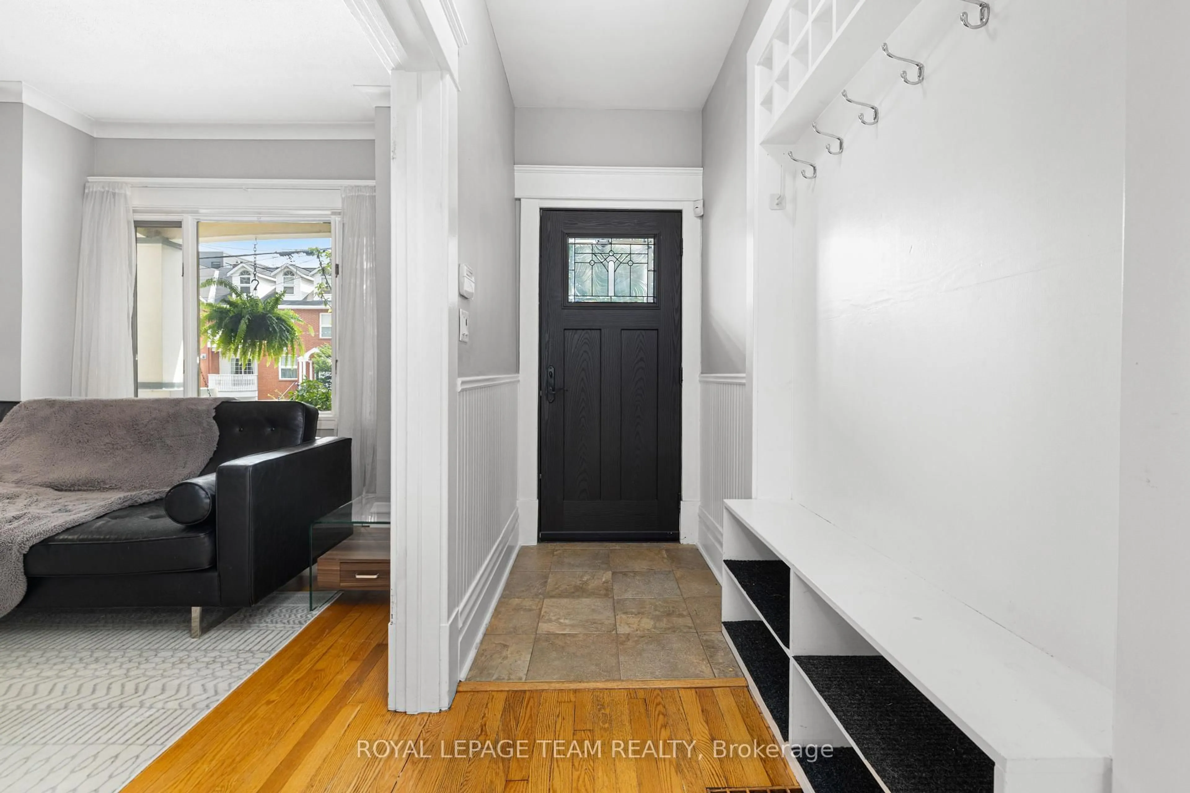 Indoor entryway for 15 1/2 Fourth Ave, Ottawa Ontario K1C 2K8