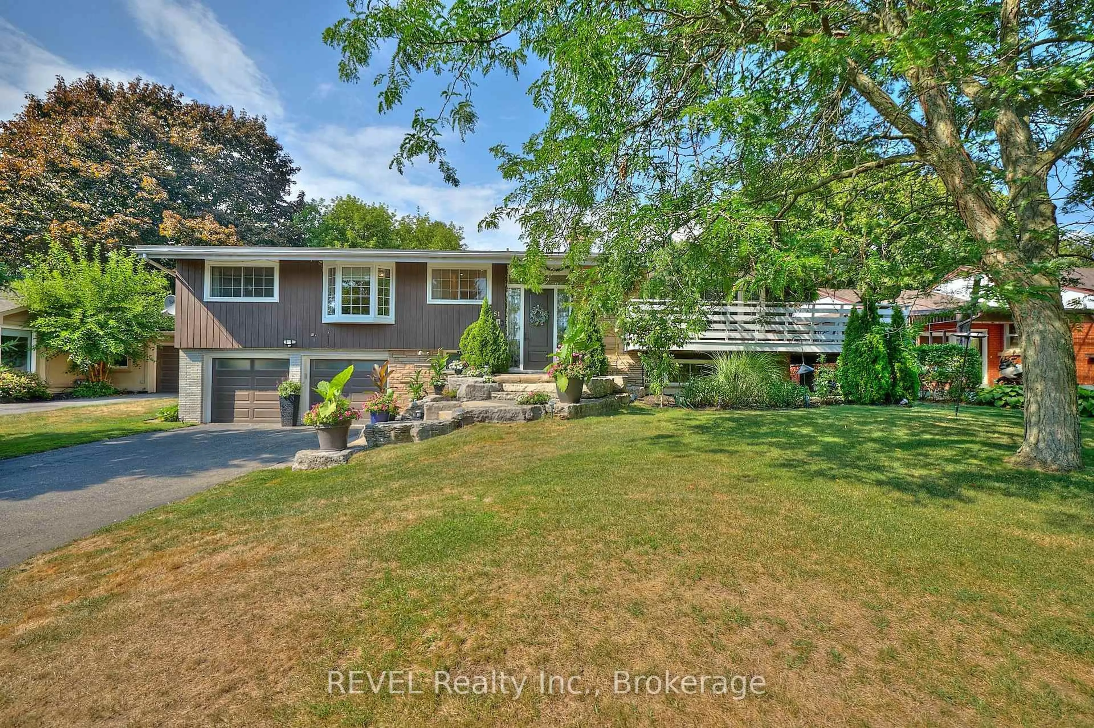 A pic from outside/outdoor area/front of a property/back of a property/a pic from drone, street for 51 Pancake Lane, Pelham Ontario L3E 0J5
