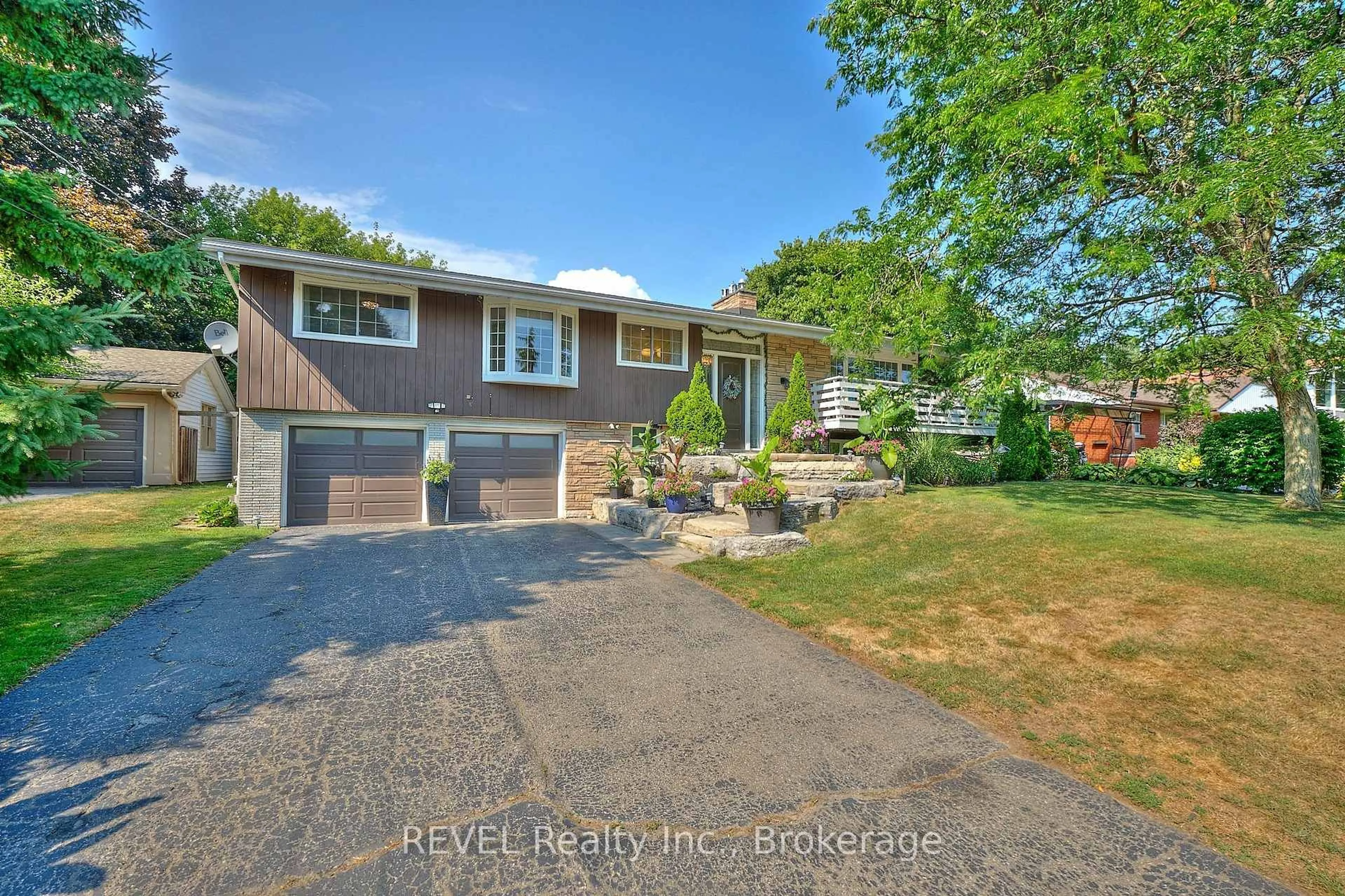 A pic from outside/outdoor area/front of a property/back of a property/a pic from drone, street for 51 Pancake Lane, Pelham Ontario L3E 0J5