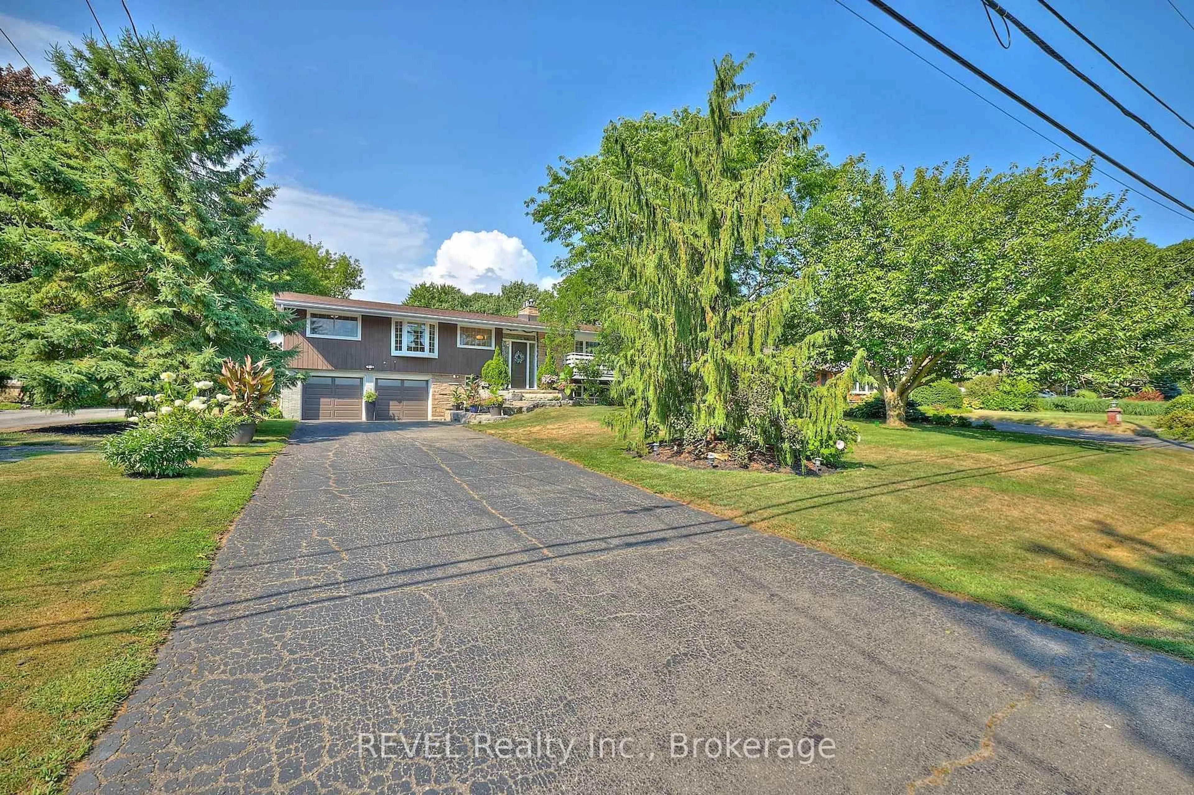 A pic from outside/outdoor area/front of a property/back of a property/a pic from drone, street for 51 Pancake Lane, Pelham Ontario L3E 0J5