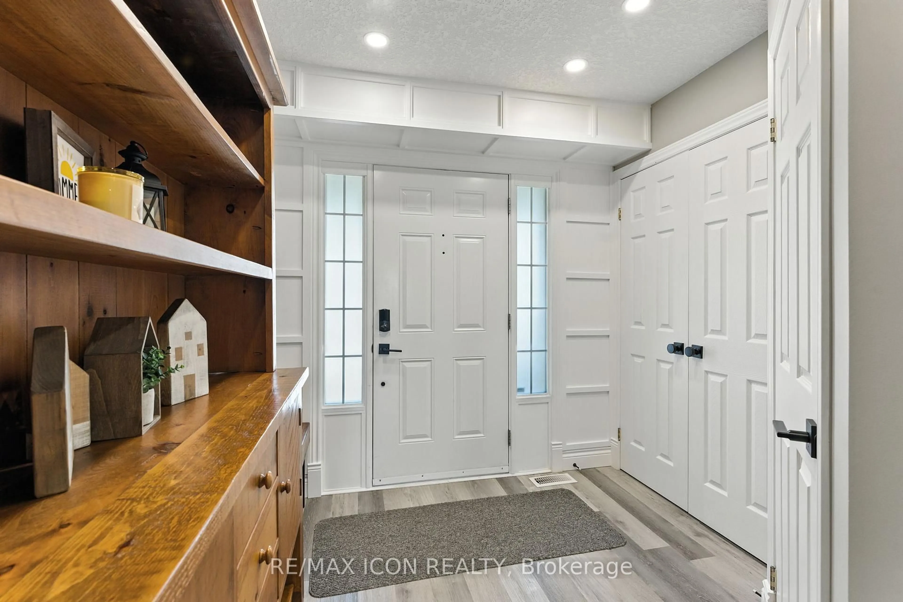 Indoor entryway for 297 Vincent Dr, North Dumfries Ontario N0B 1E0