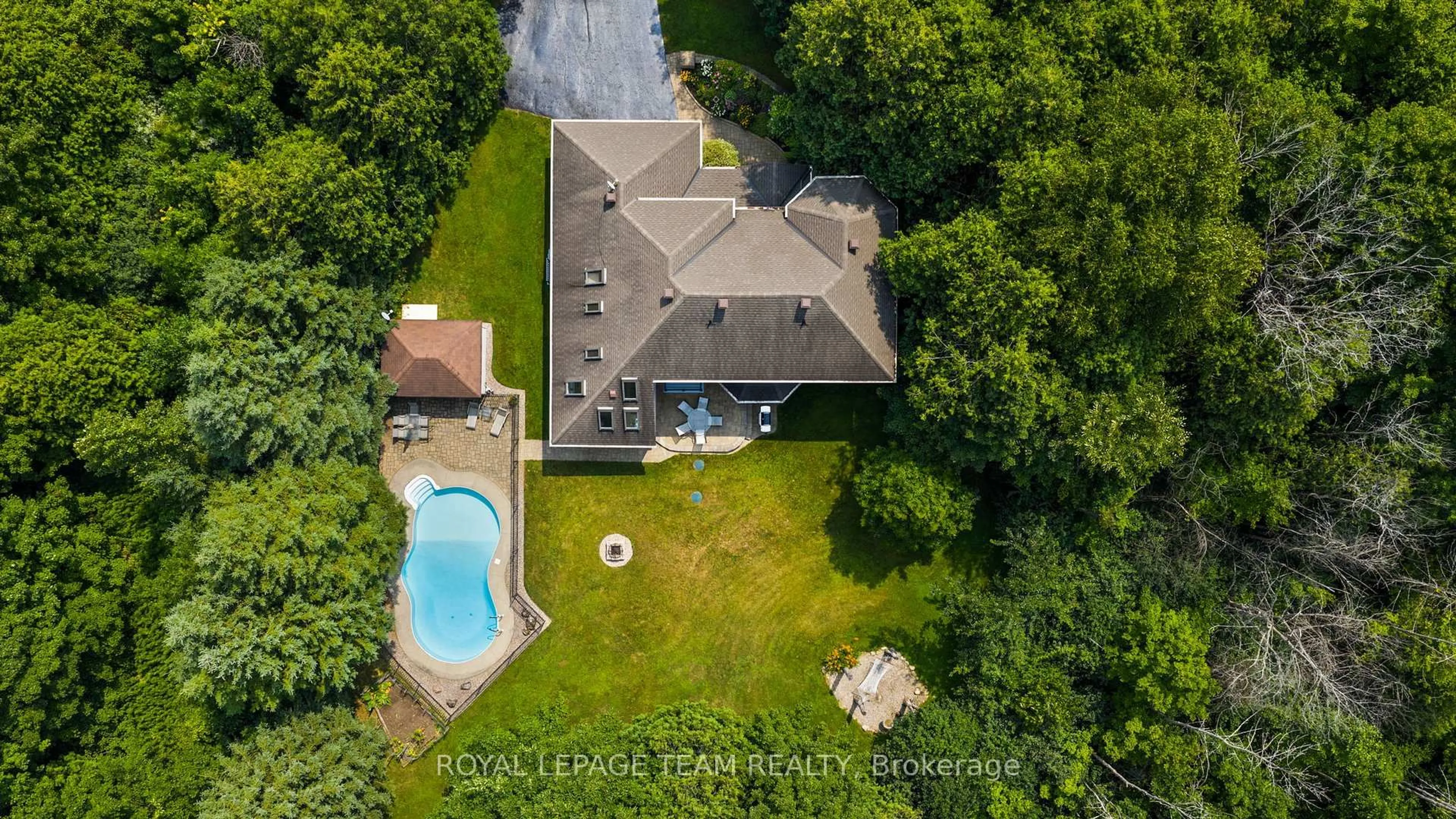 A pic from outside/outdoor area/front of a property/back of a property/a pic from drone, water/lake/river/ocean view for 10 Weldale Dr, Ottawa Ontario K2W 1A9