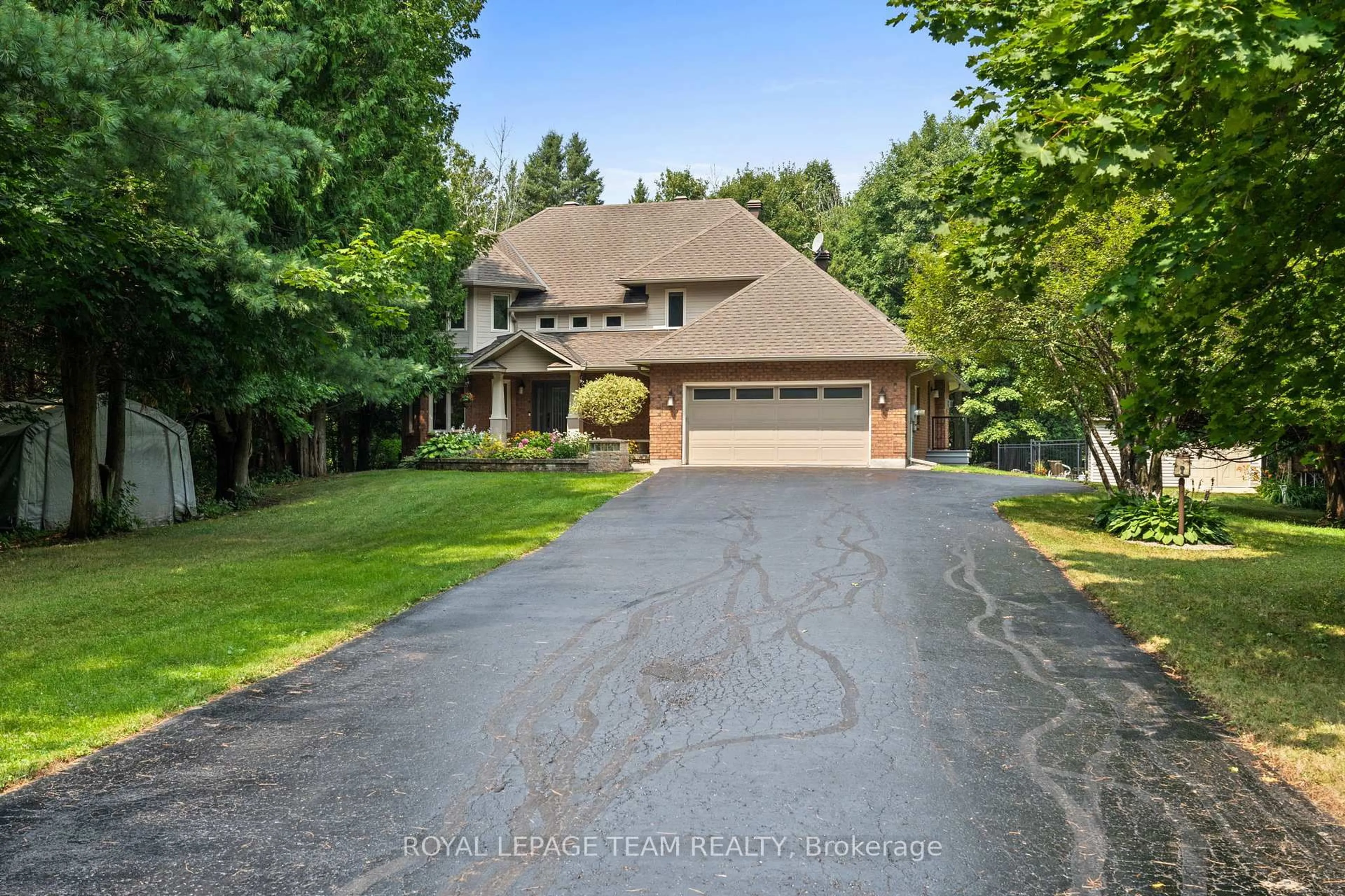 A pic from outside/outdoor area/front of a property/back of a property/a pic from drone, street for 10 Weldale Dr, Ottawa Ontario K2W 1A9
