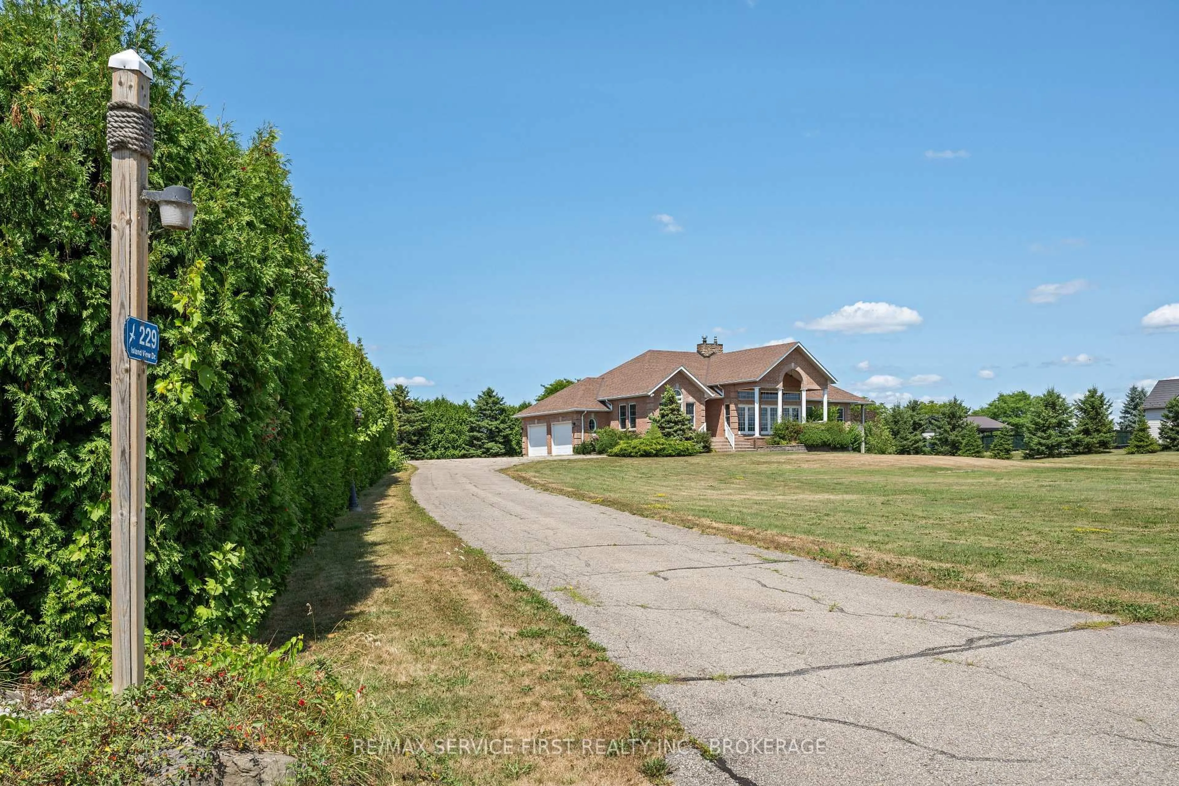 A pic from outside/outdoor area/front of a property/back of a property/a pic from drone, street for 229 Island View Dr, Front of Leeds & Seeleys Bay Ontario K7G 2T7